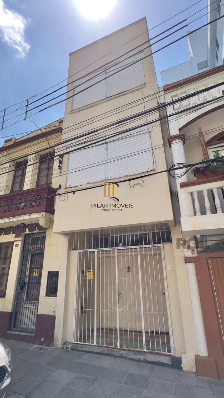 CASA COM 4 DORMITÓRIOS E PÁTIO COM CHURRASQUEIRA NO CENTRO HISTÓRICO