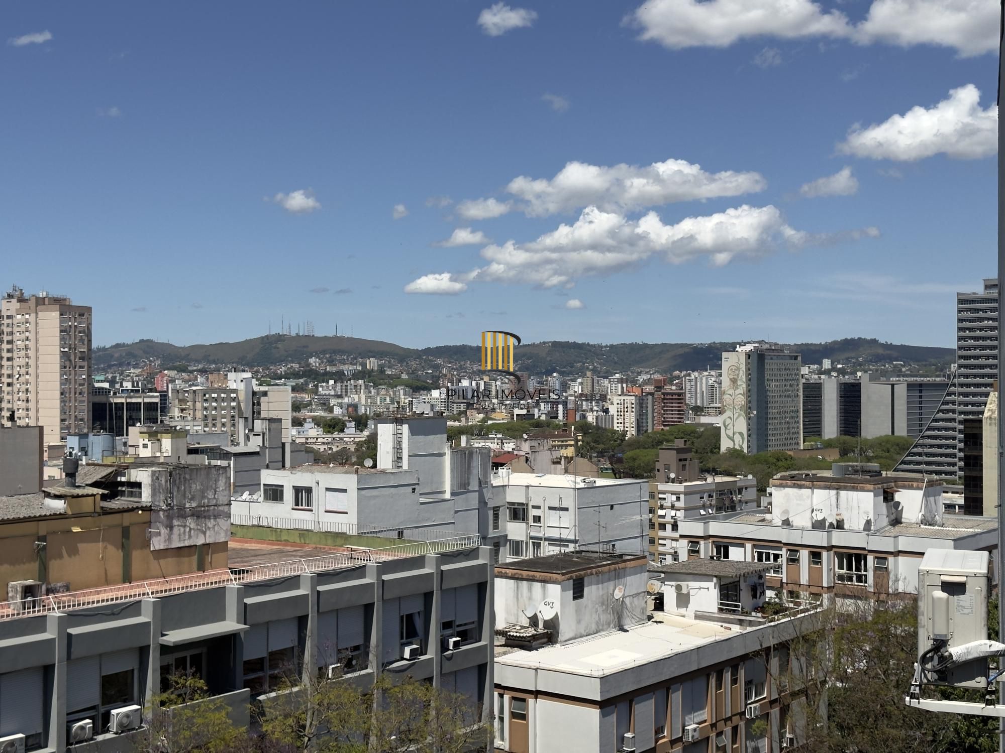 Apartamento mobiliado de 71m², com 2 dormitórios, sendo 1 suíte e vaga no Centro