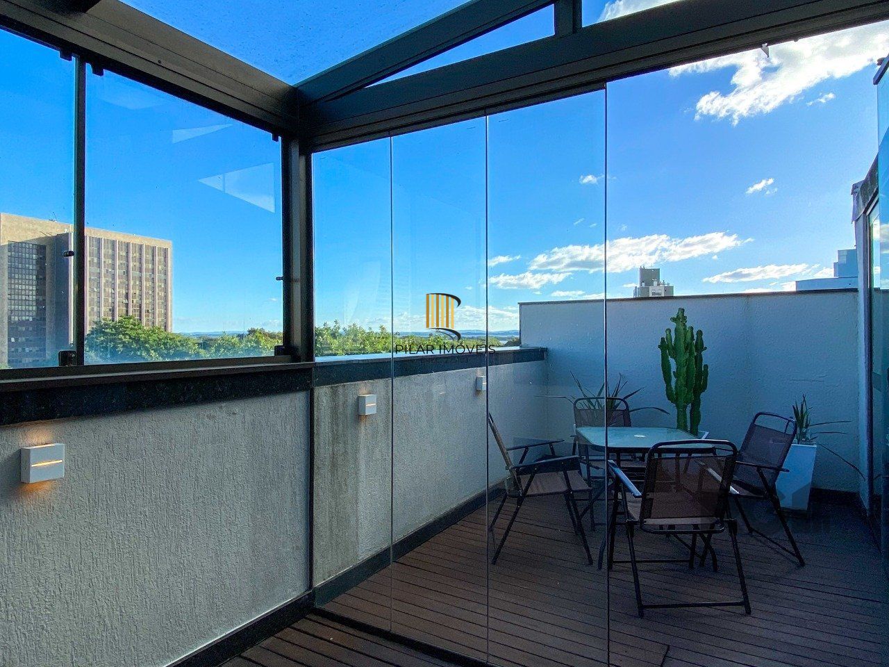 Sala mobiliada, com churrasqueira para happy hour e vista para o Guaíba