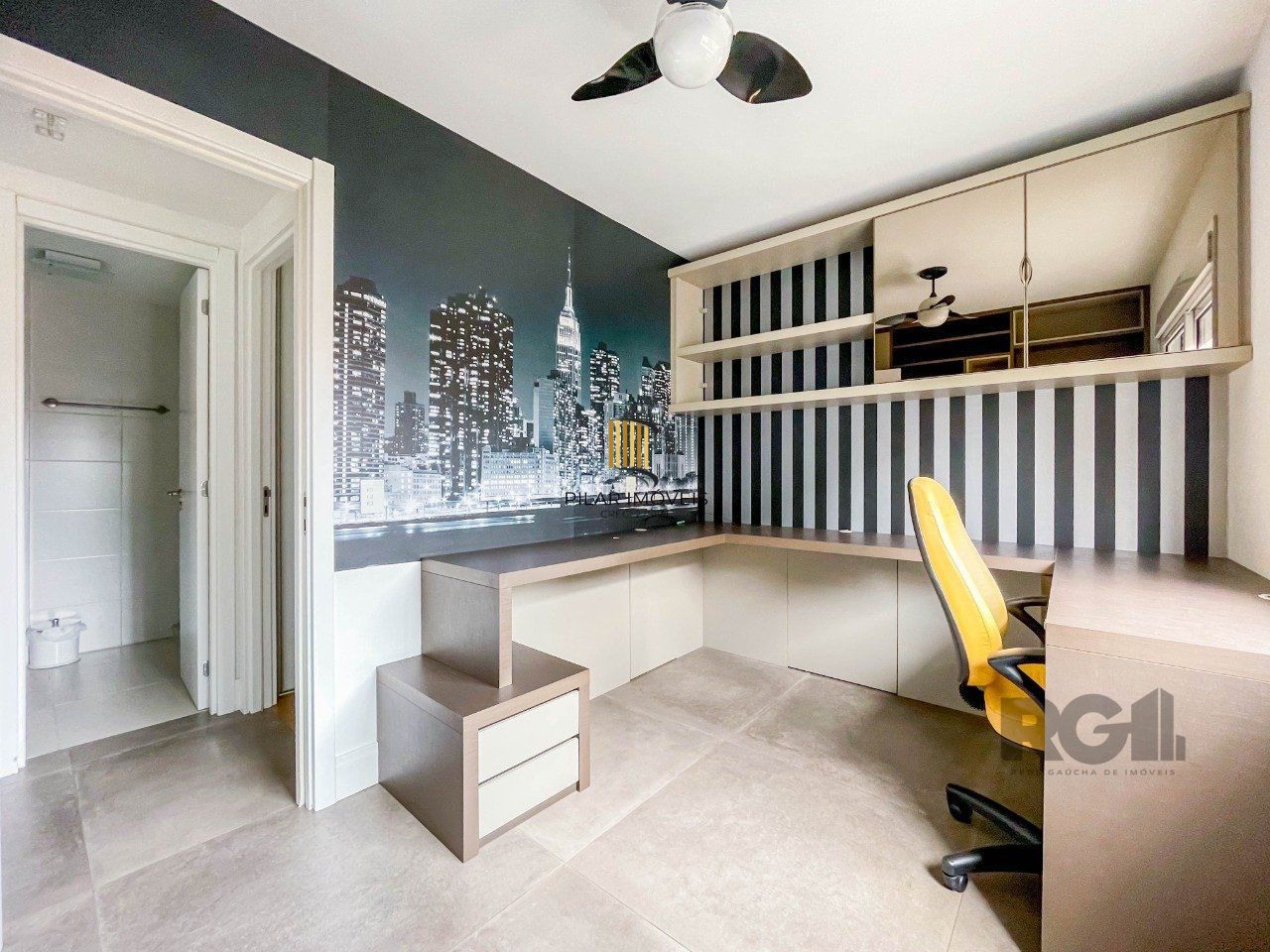 APARTAMENTO MOBILIADO 70M² DE 2 DORMITÓRIOS E 1 VAGA - BAIRRO MENINO DEUS