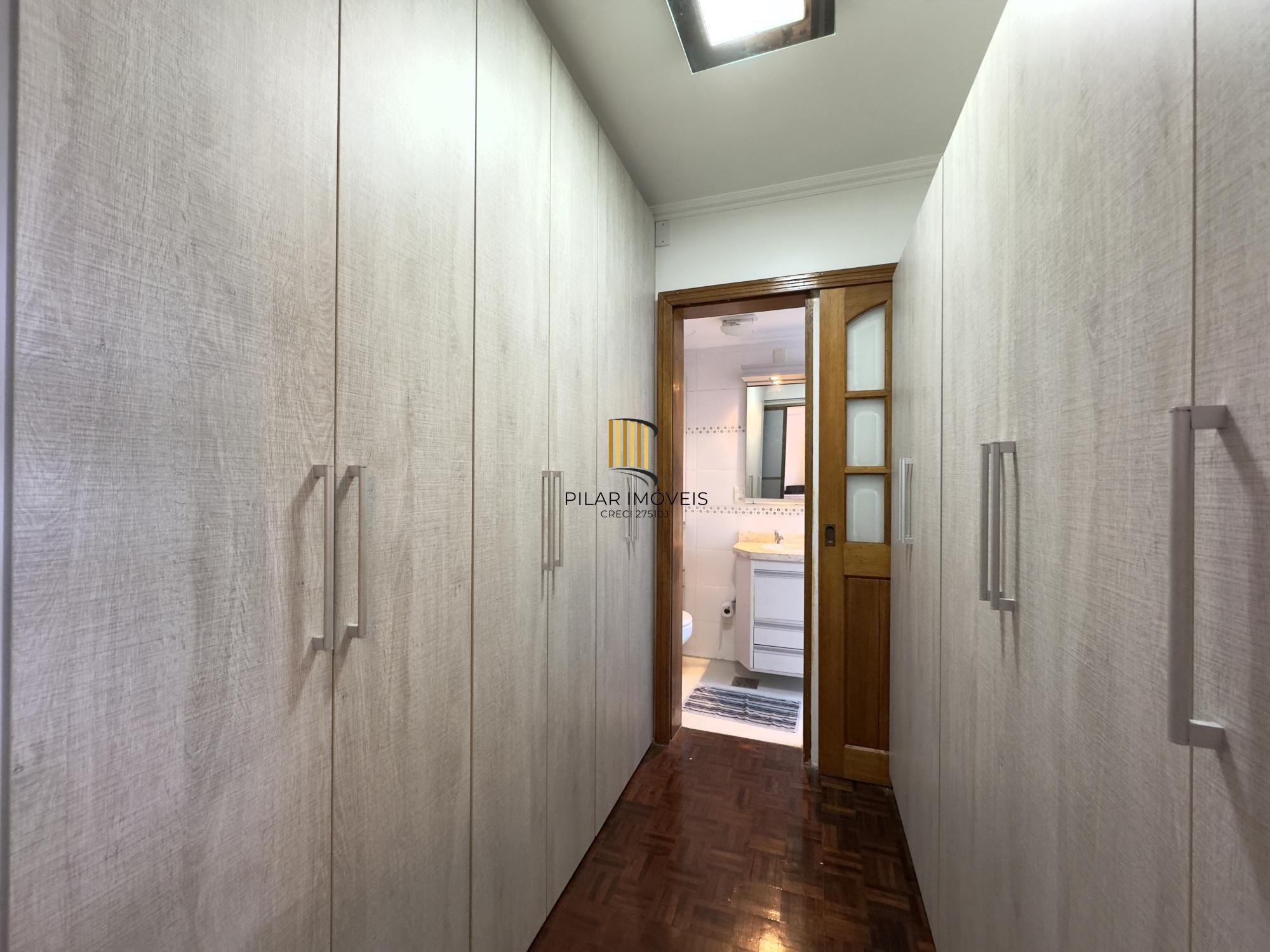 Apartamento mobiliado de 71m², com 2 dormitórios, sendo 1 suíte e vaga no Centro