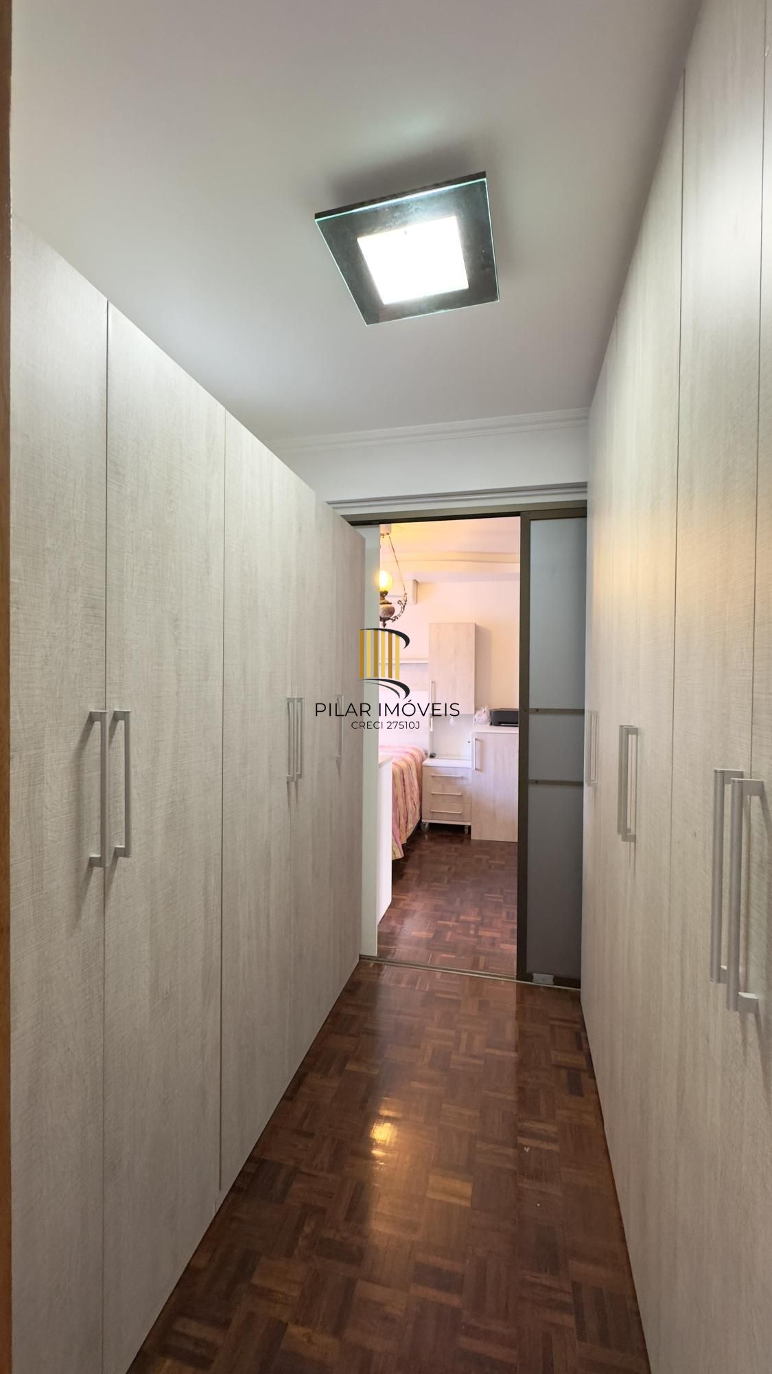 Apartamento mobiliado de 71m², com 2 dormitórios, sendo 1 suíte e vaga no Centro