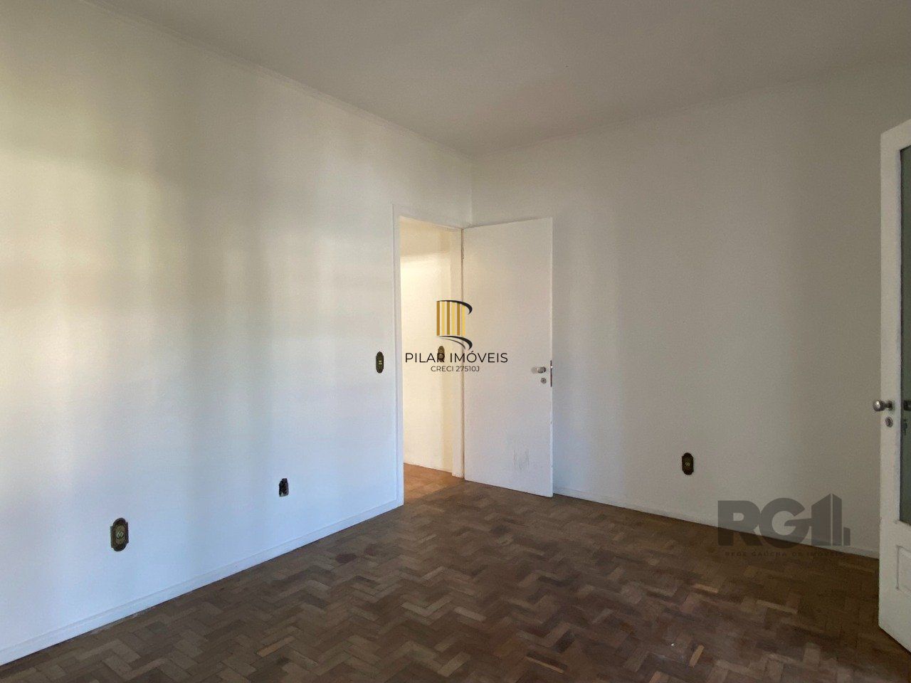 CASA COM 5 DORMITÓRIOS, ESPAÇO PARA FESTAS E PEÇAS AMPLAS PRÓXIMO AO IGUATEMI
