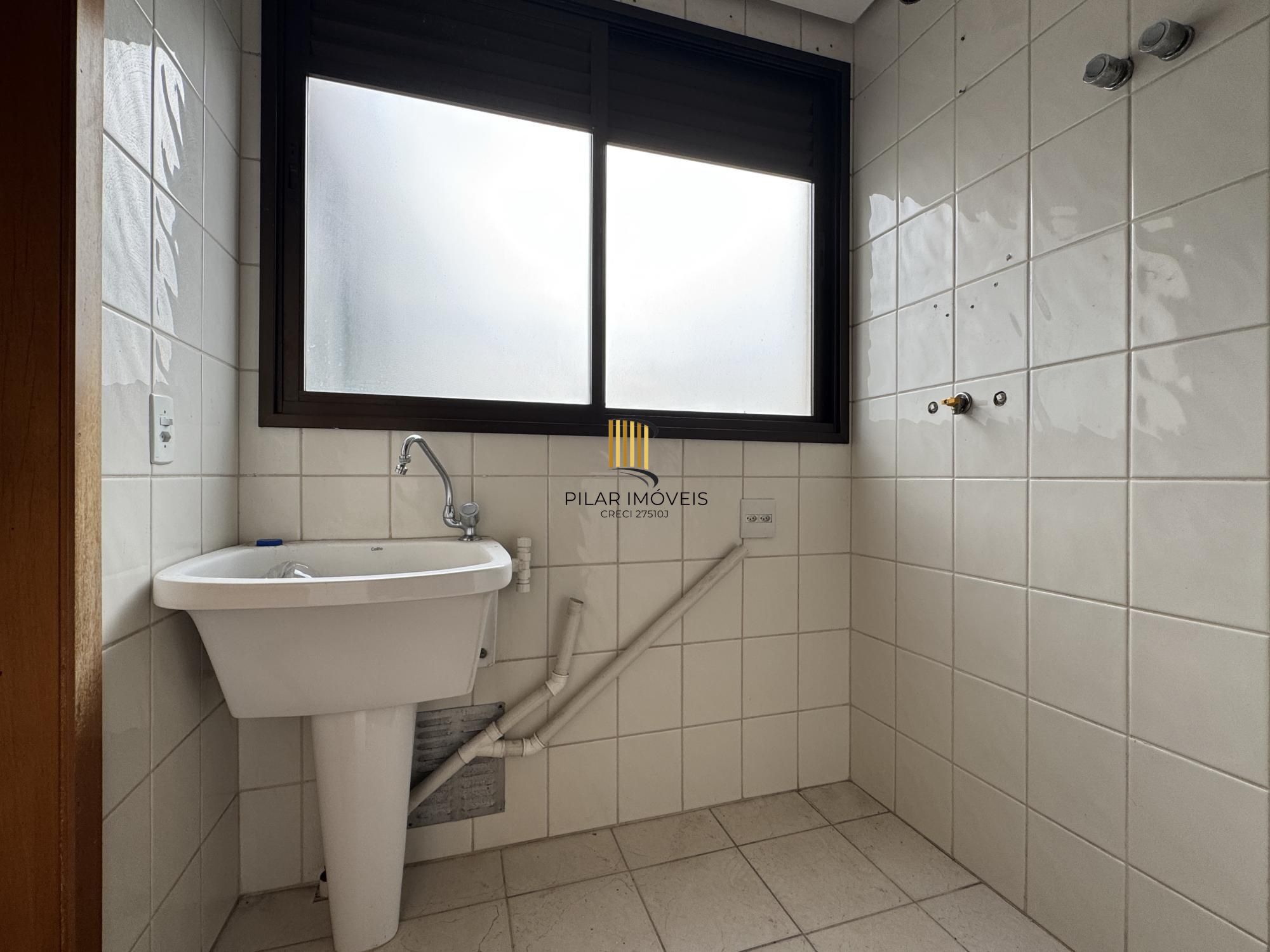 Apartamento 3 dormitórios com sacada, suíte e vaga de garagem no Menino Deus