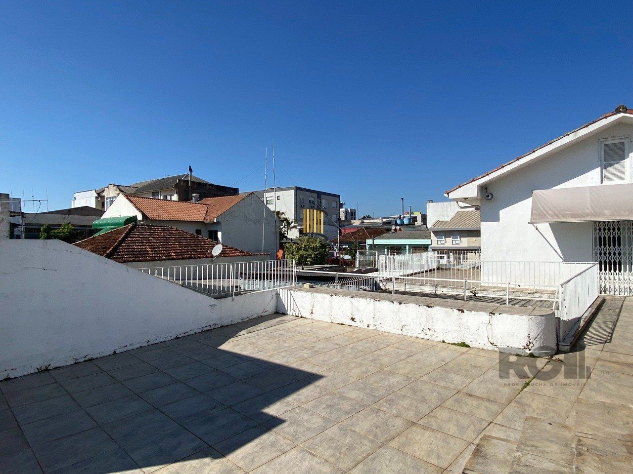 CASA COM 5 DORMITÓRIOS, ESPAÇO PARA FESTAS E PEÇAS AMPLAS PRÓXIMO AO IGUATEMI