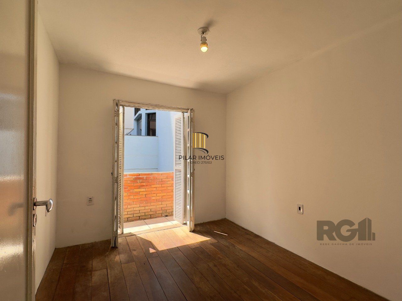 CASA COM 4 DORMITÓRIOS E PÁTIO COM CHURRASQUEIRA NO CENTRO HISTÓRICO