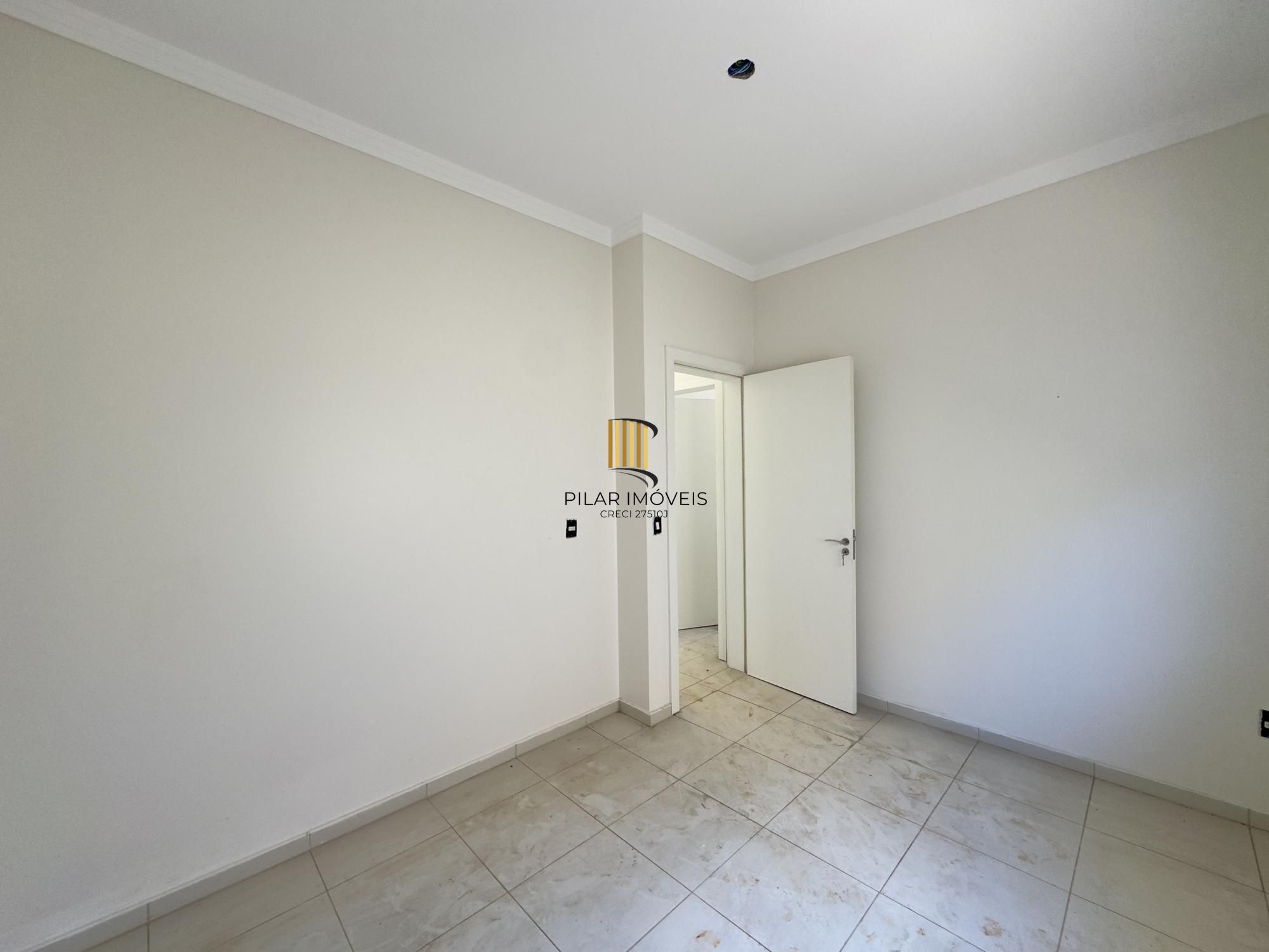 Casa em condomínio com 2 dormitórios, vaga de garagem e churrasqueira na Olaria