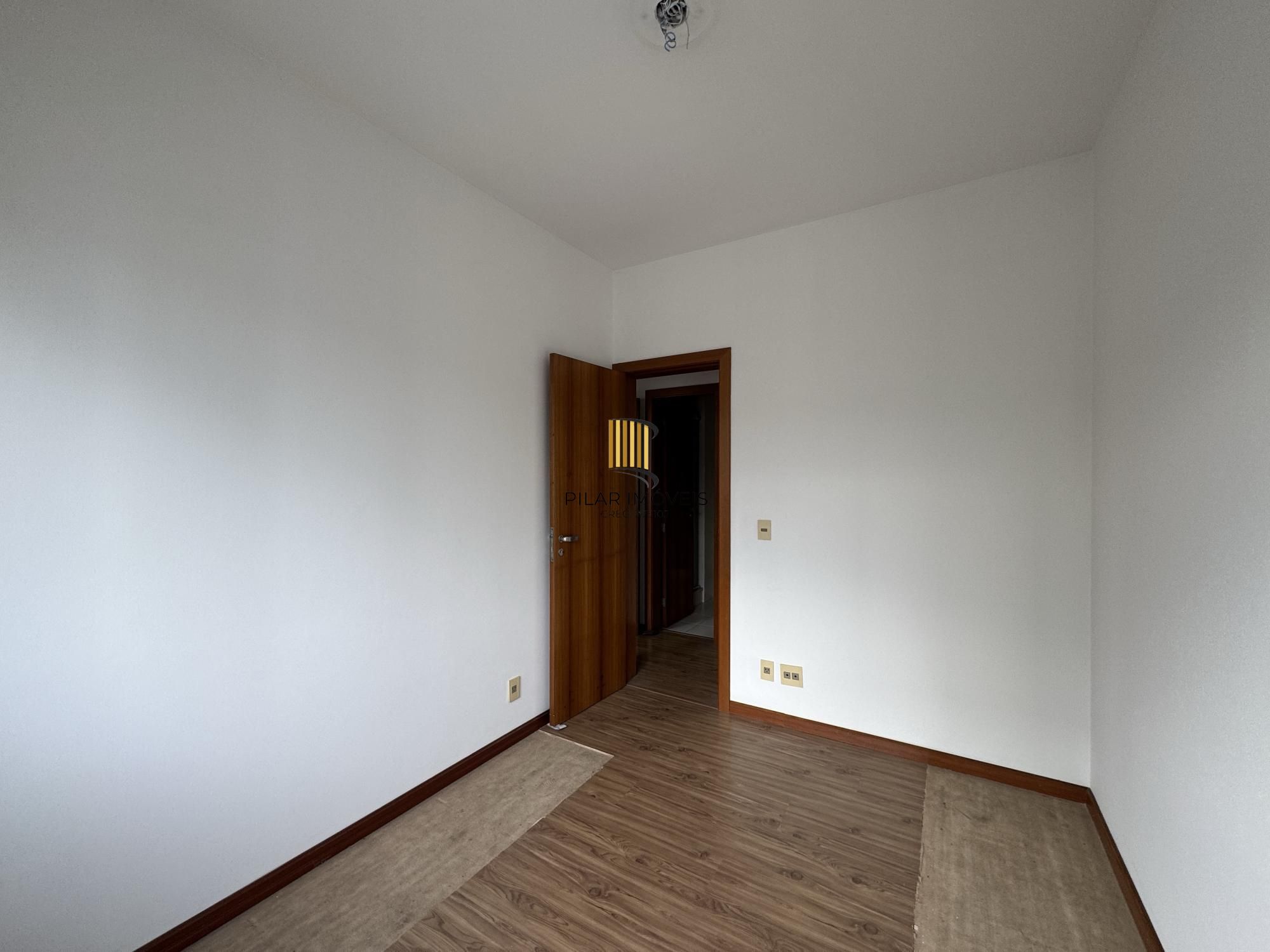 Apartamento 3 dormitórios com sacada, suíte e vaga de garagem no Menino Deus