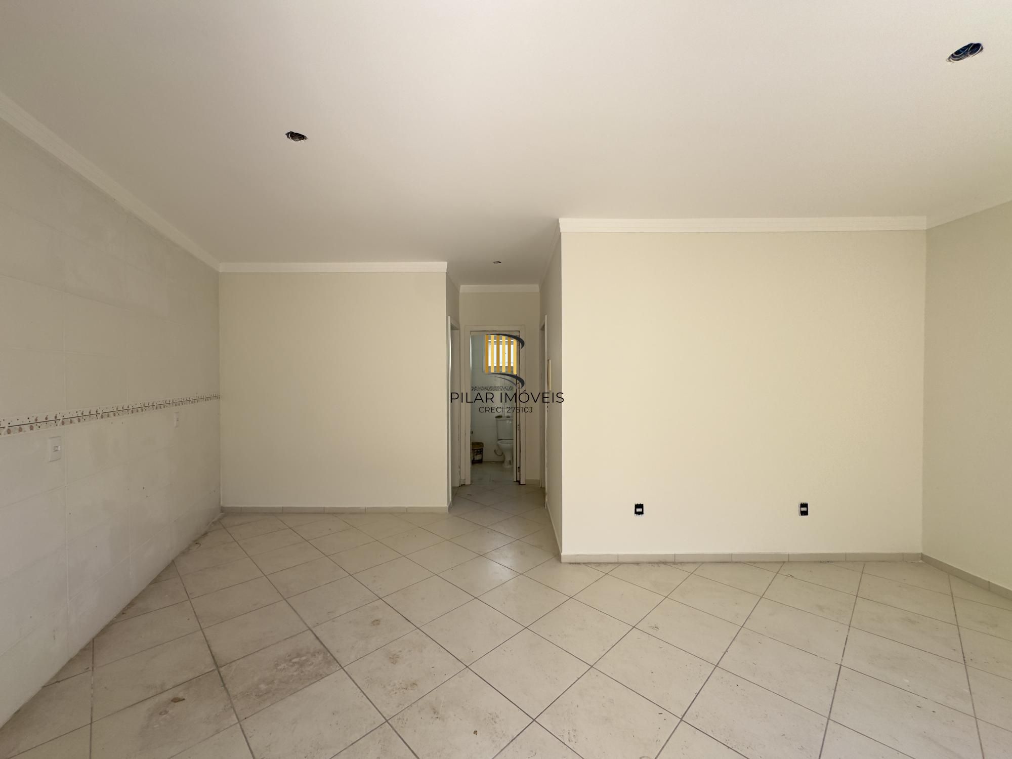 Casa em condomínio com 2 dormitórios, vaga de garagem e churrasqueira na Olaria