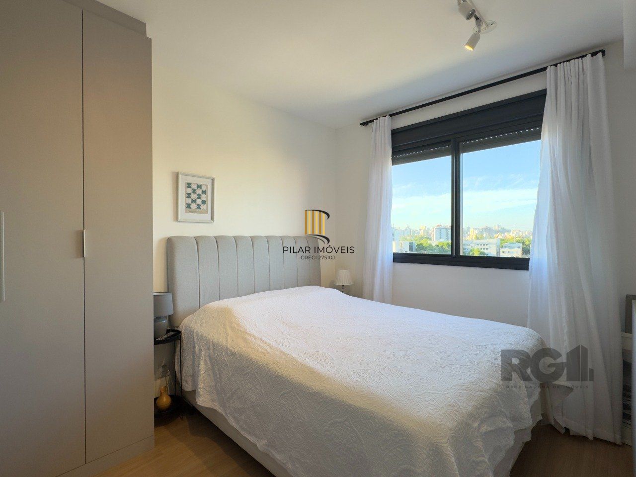APARTAMENTO MOBILIADO 2 DORMITÓRIOS TRANSFORMADO EM 1 DORMITÓRIO, JUNTO AO MENINO DEUS