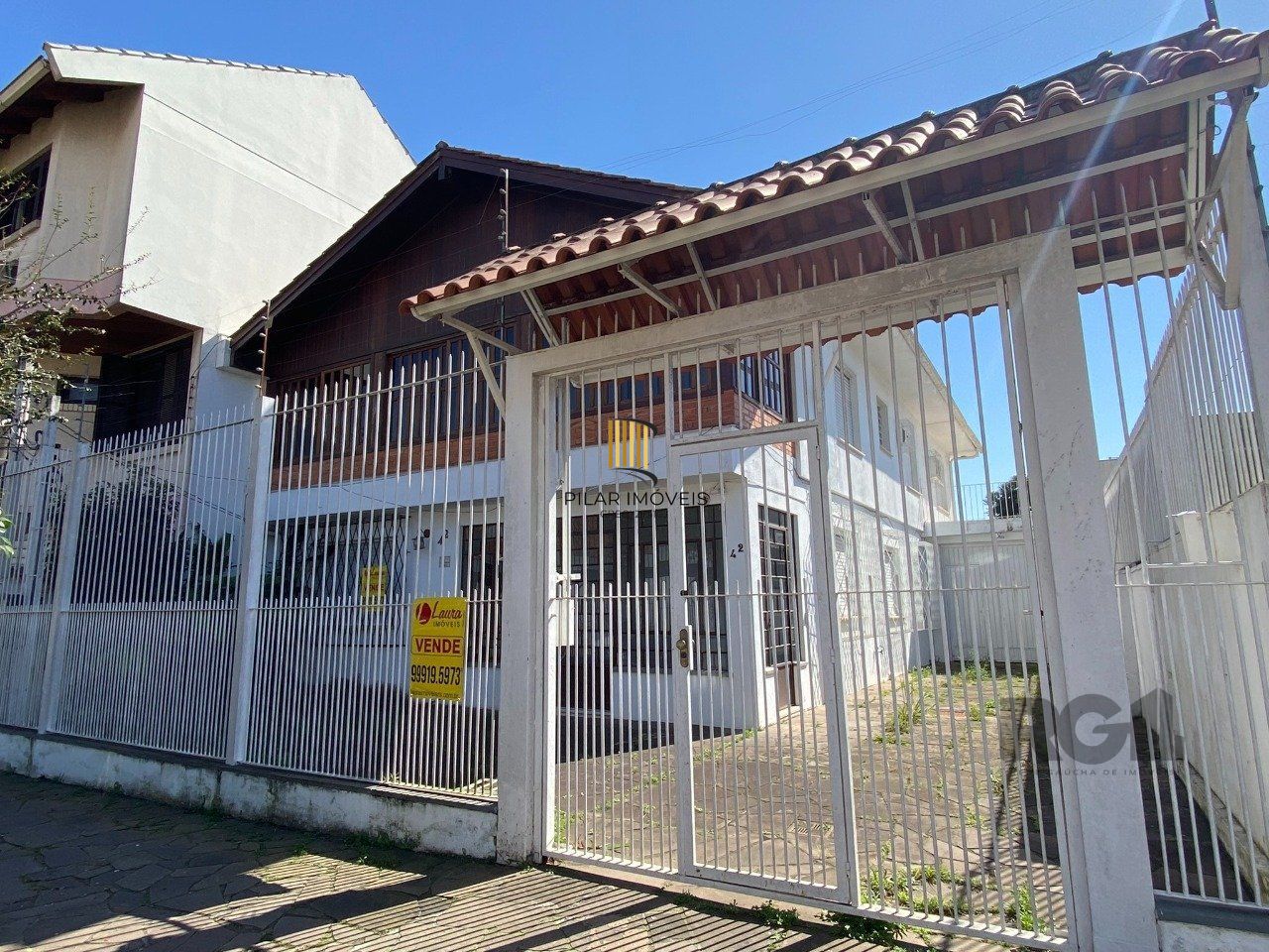 CASA COM 5 DORMITÓRIOS, ESPAÇO PARA FESTAS E PEÇAS AMPLAS PRÓXIMO AO IGUATEMI