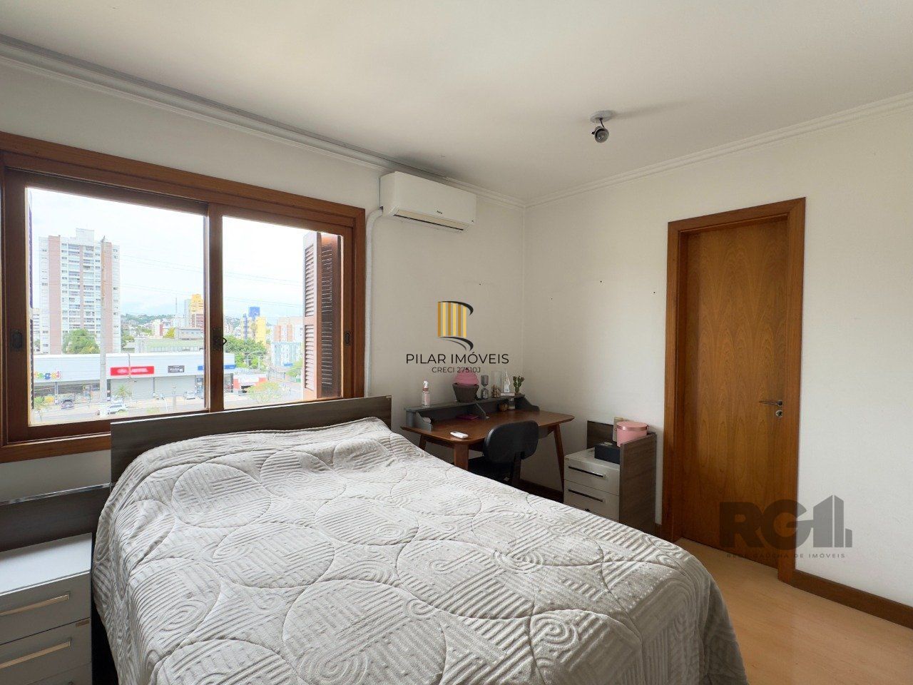 APARTAMENTO MOBILIADO DE 96M² COM 3 DORMITÓRIOS, SUÍTE E VAGA DE GARAGEM NO MENINO DEUS