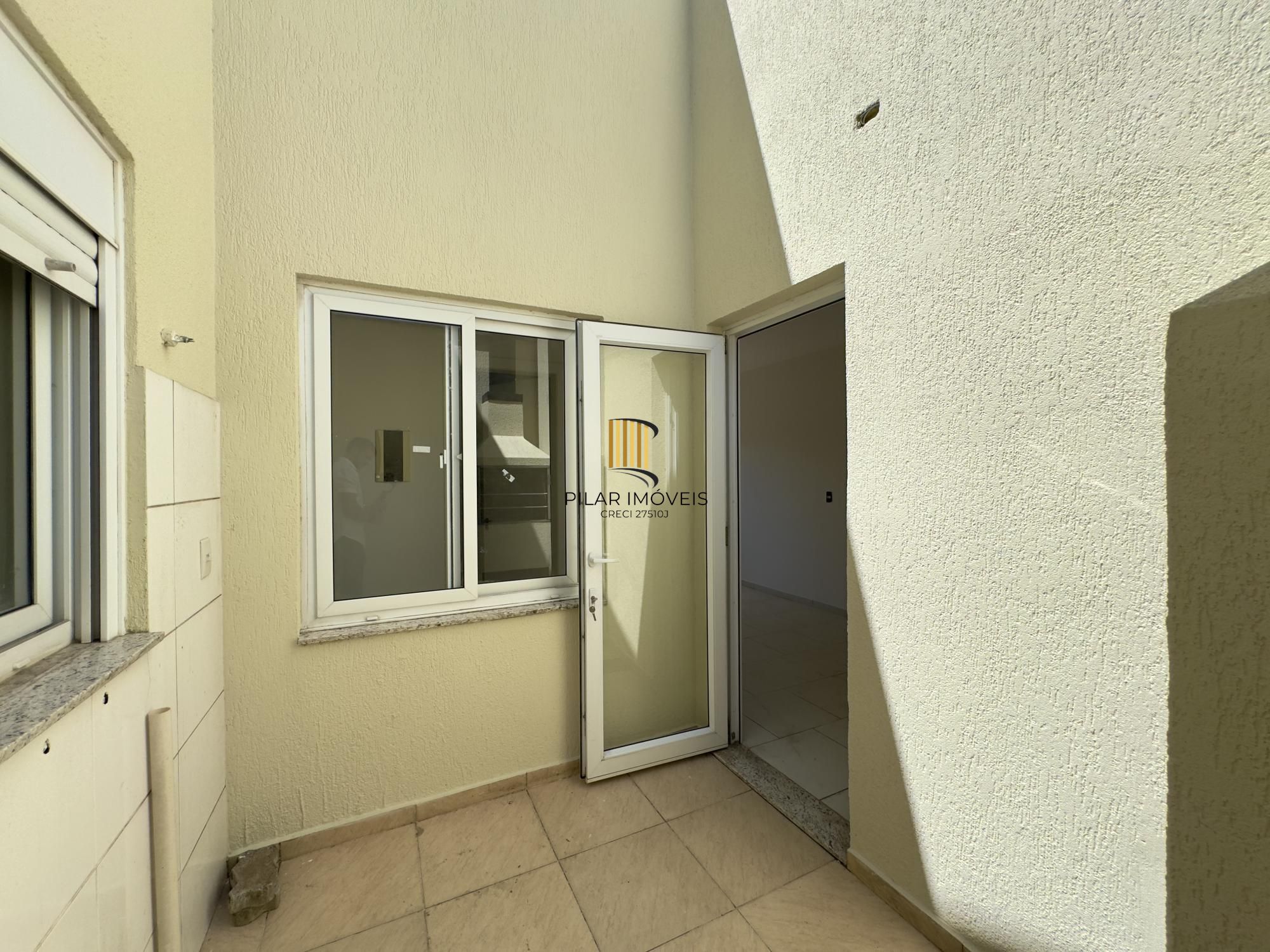 Casa em condomínio com 2 dormitórios, vaga de garagem e churrasqueira na Olaria