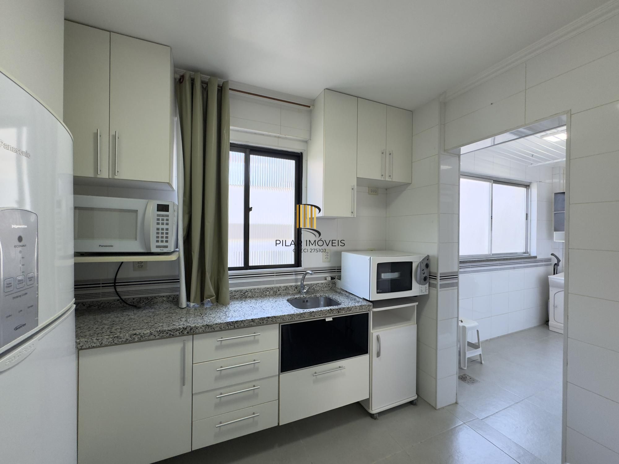 Apartamento mobiliado de 71m², com 2 dormitórios, sendo 1 suíte e vaga no Centro