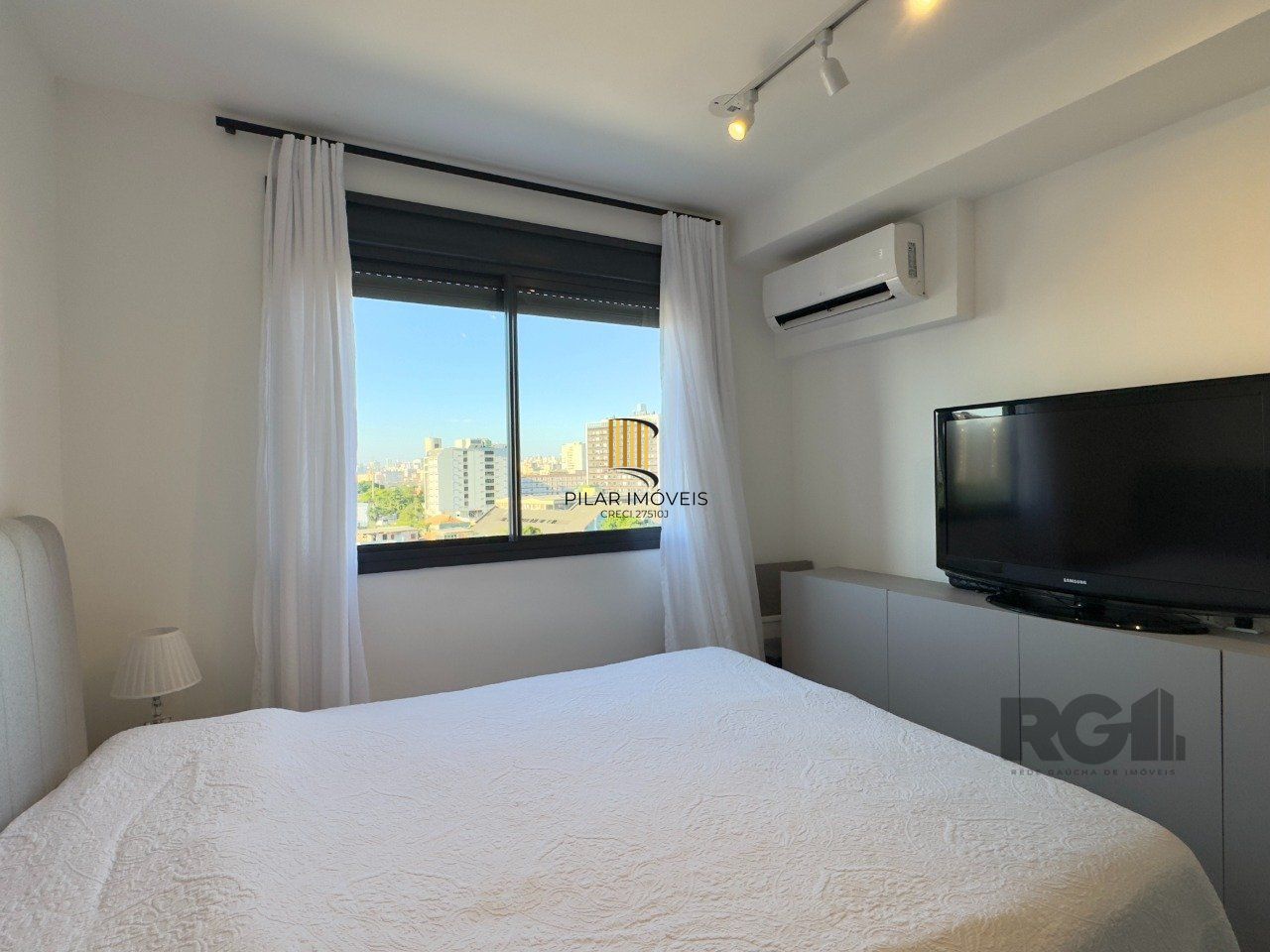 APARTAMENTO MOBILIADO 2 DORMITÓRIOS TRANSFORMADO EM 1 DORMITÓRIO, JUNTO AO MENINO DEUS