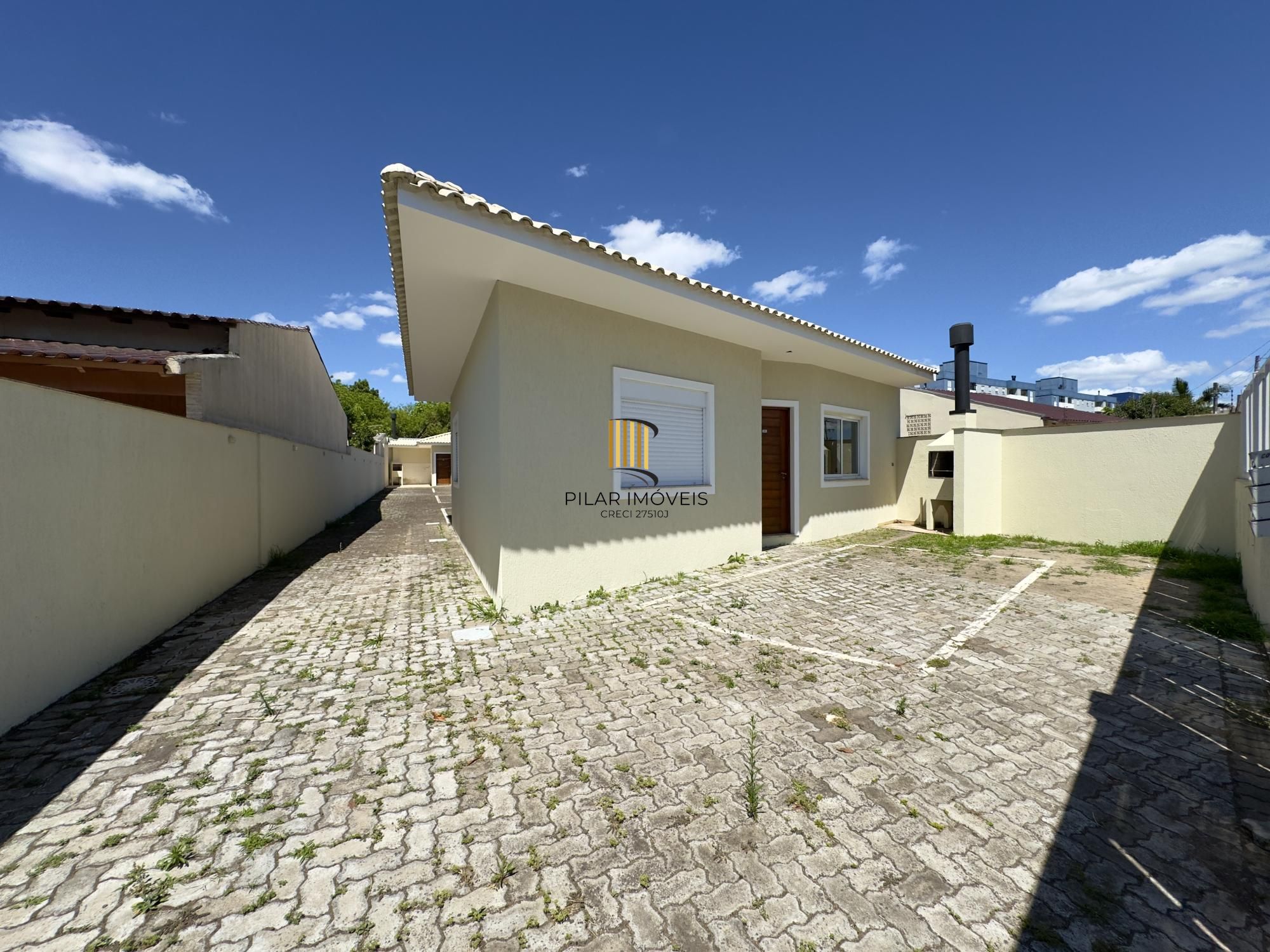 Casa em condomínio com 2 dormitórios, vaga de garagem e churrasqueira na Olaria