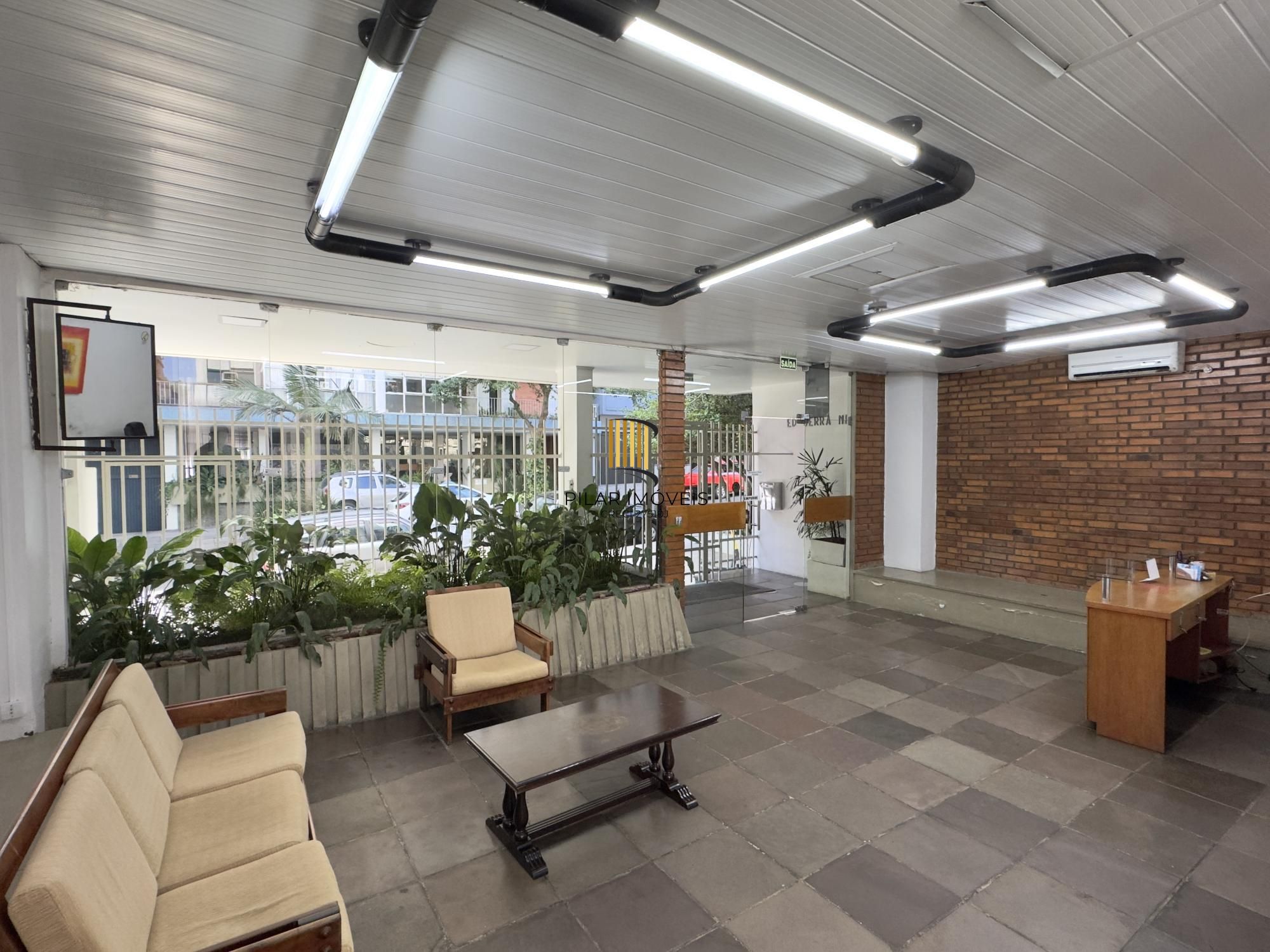 Apartamento mobiliado de 71m², com 2 dormitórios, sendo 1 suíte e vaga no Centro