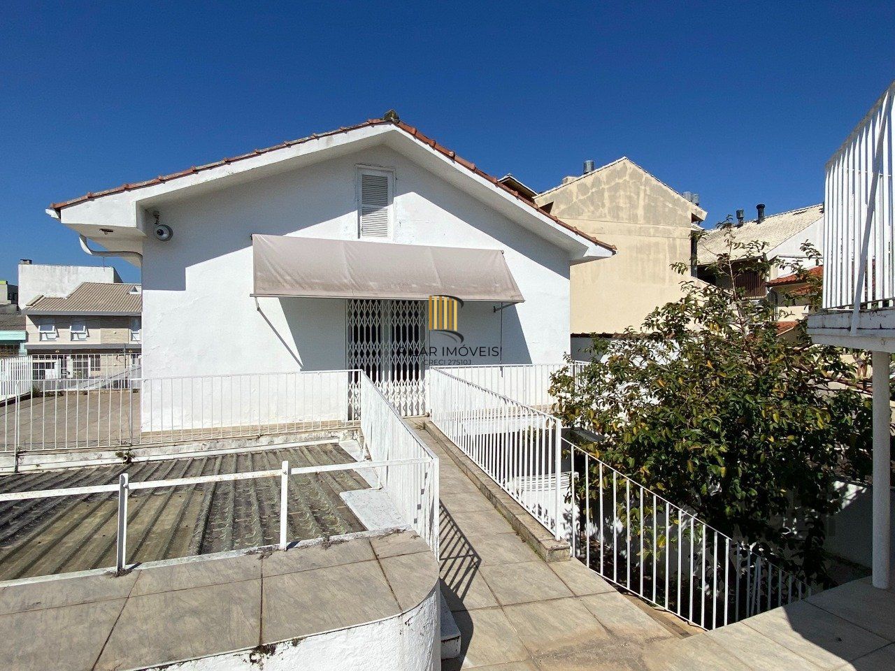 CASA COM 5 DORMITÓRIOS, ESPAÇO PARA FESTAS E PEÇAS AMPLAS PRÓXIMO AO IGUATEMI