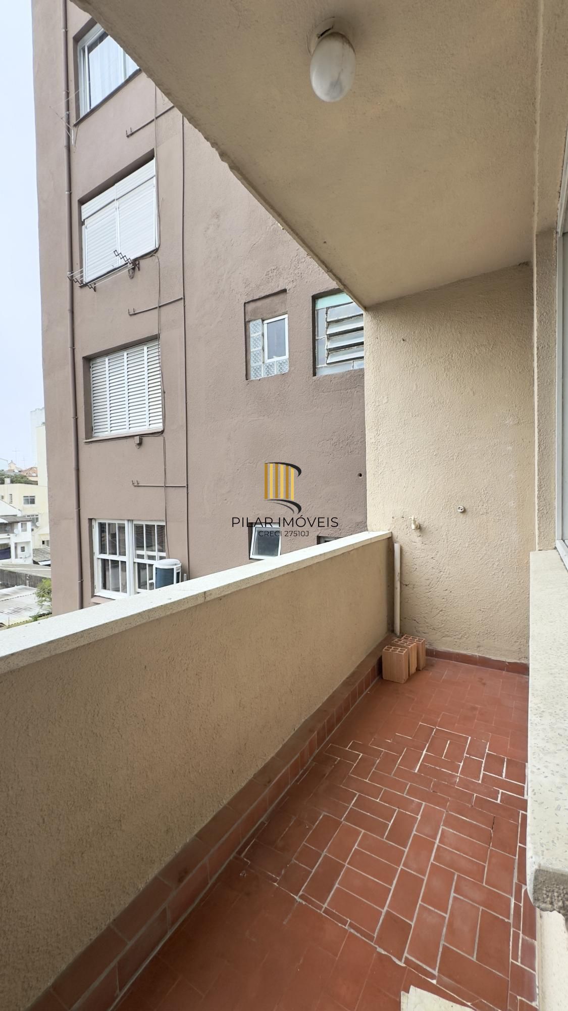 APARTAMENTO COM SACADA JUNTO À ORLA DO GUAÍBA NO CENTRO HISTÓRICO