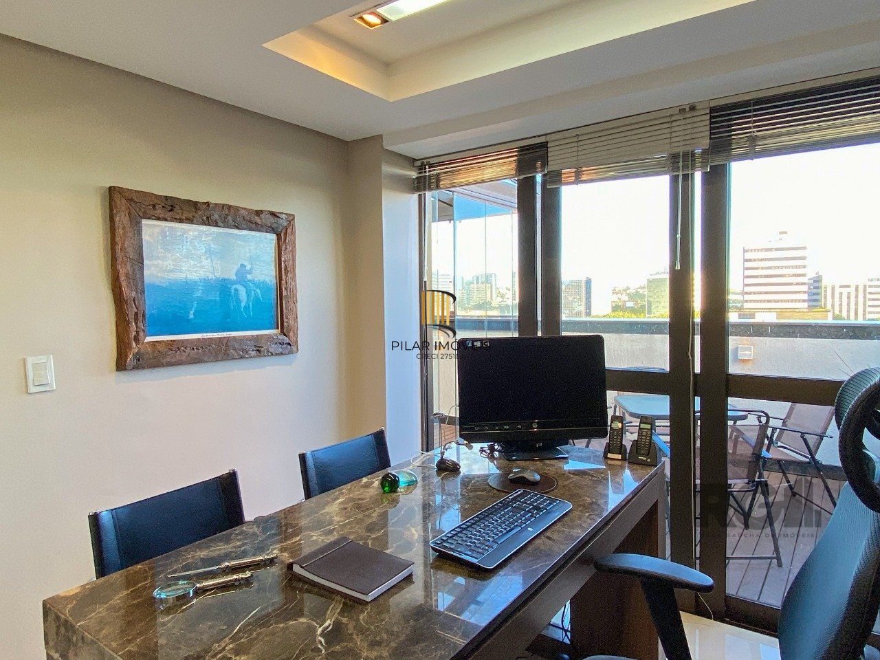 Sala mobiliada, com churrasqueira para happy hour e vista para o Guaíba