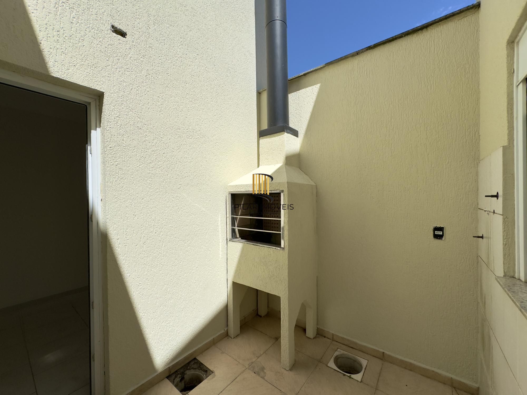 Casa em condomínio com 2 dormitórios, vaga de garagem e churrasqueira na Olaria