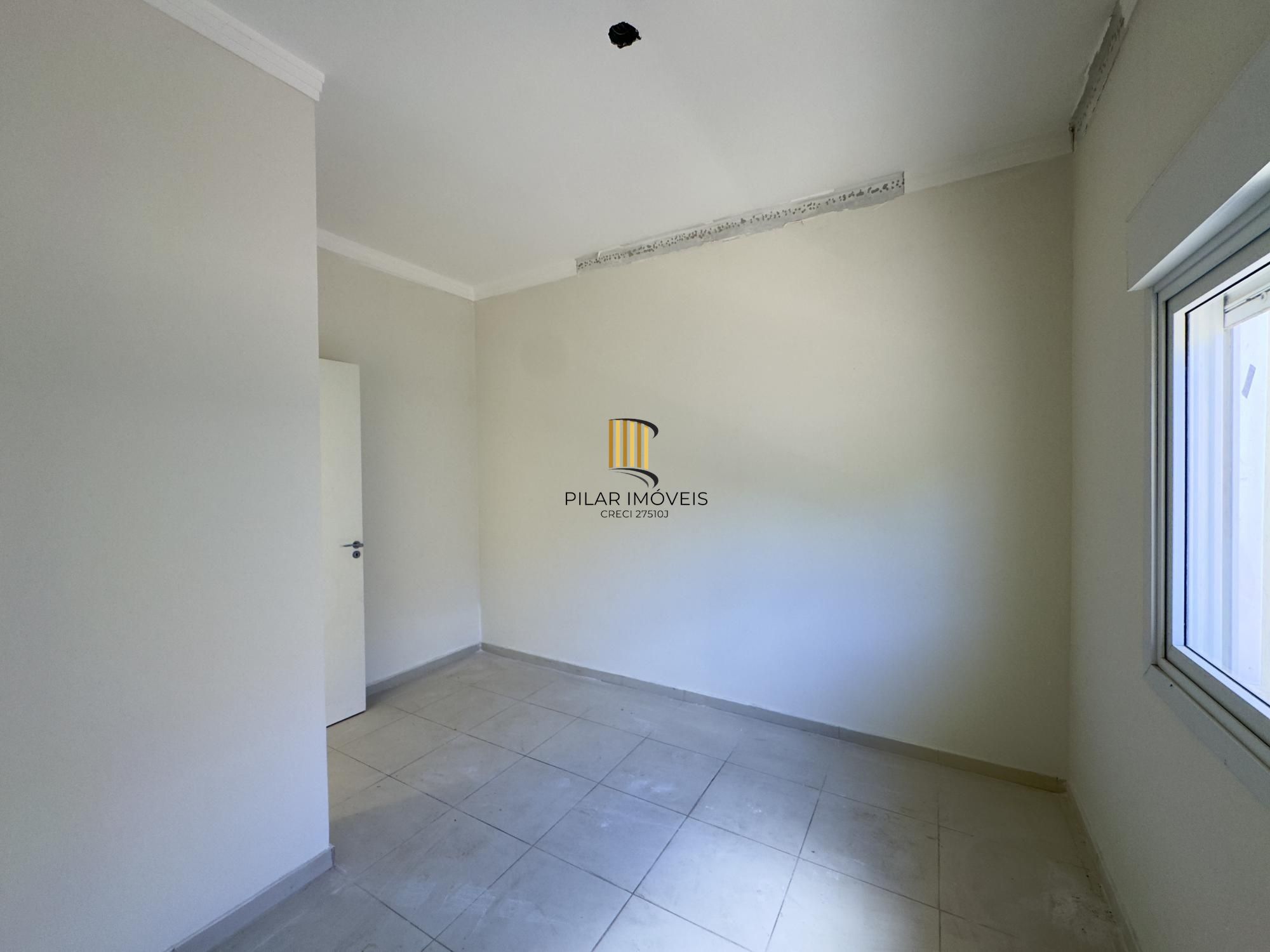 Casa em condomínio com 2 dormitórios, vaga de garagem e churrasqueira na Olaria