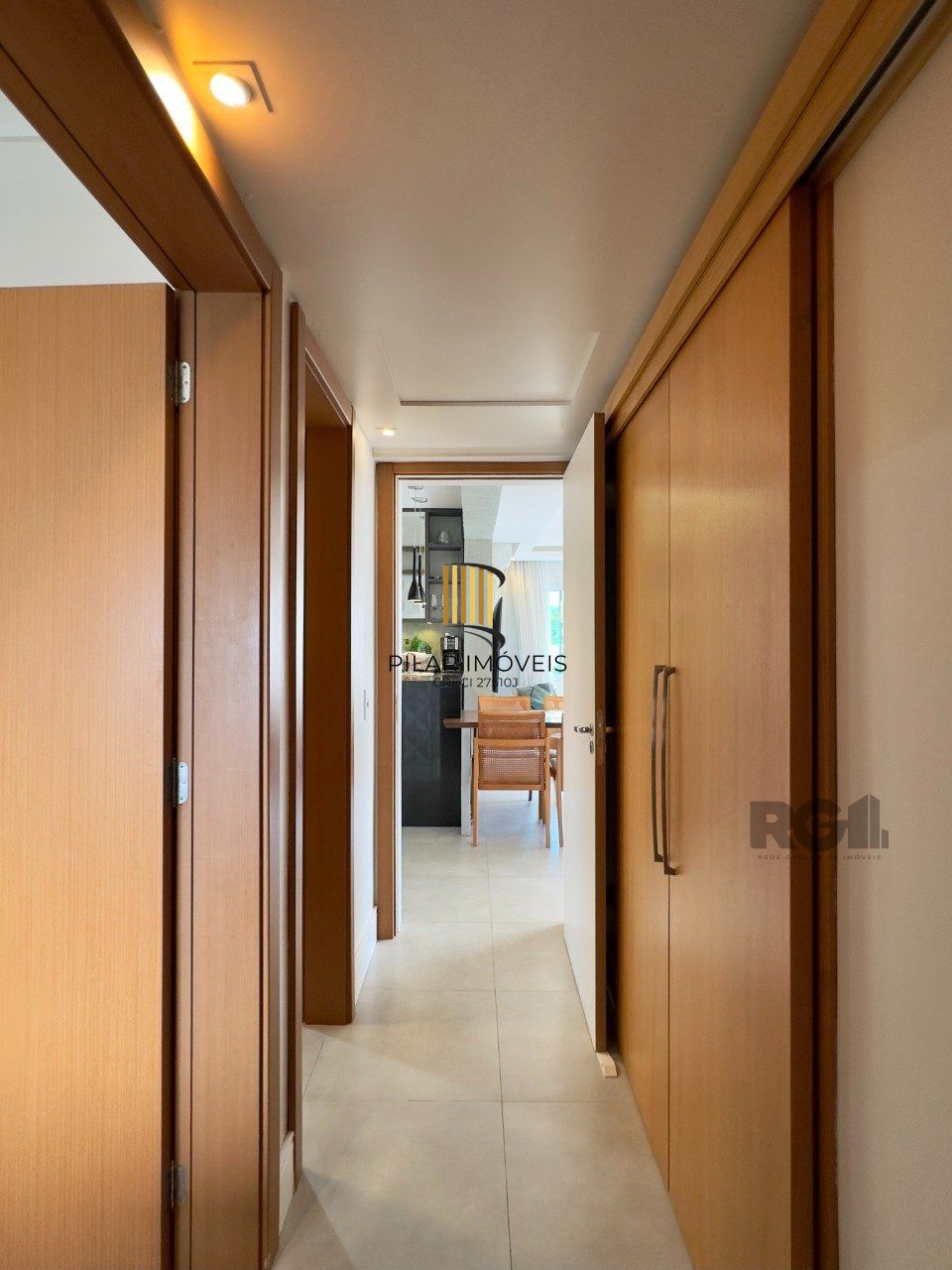 APARTAMENTO MOBILIADO COM PLANTA DIFERENCIADA E ÓTIMA LOCALIZAÇÃO