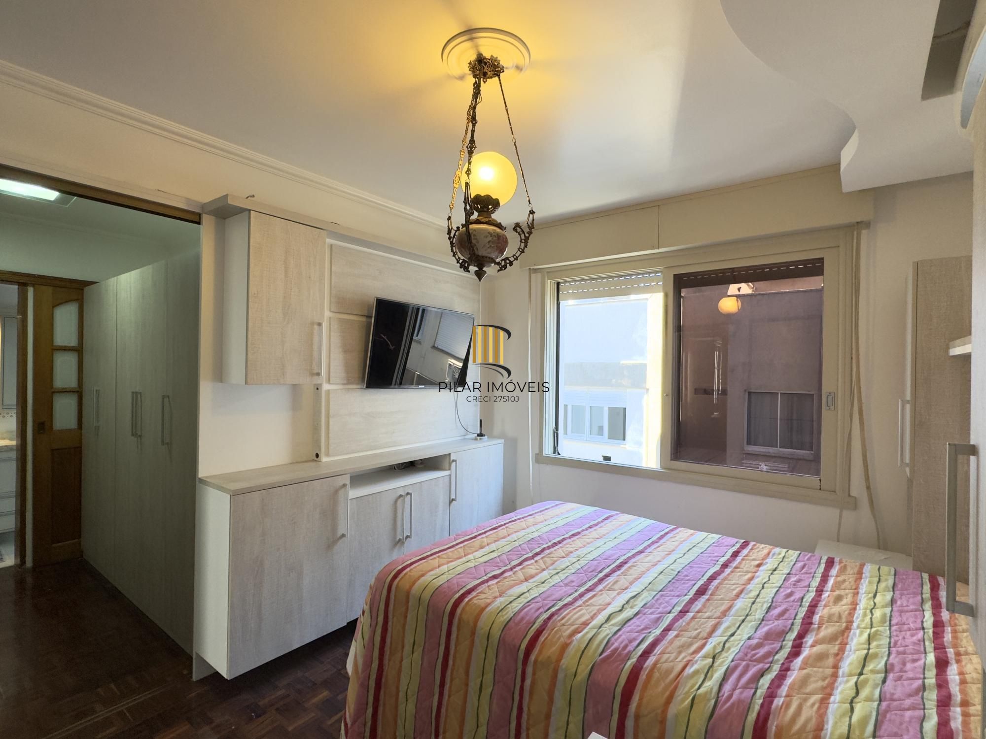 Apartamento mobiliado de 71m², com 2 dormitórios, sendo 1 suíte e vaga no Centro