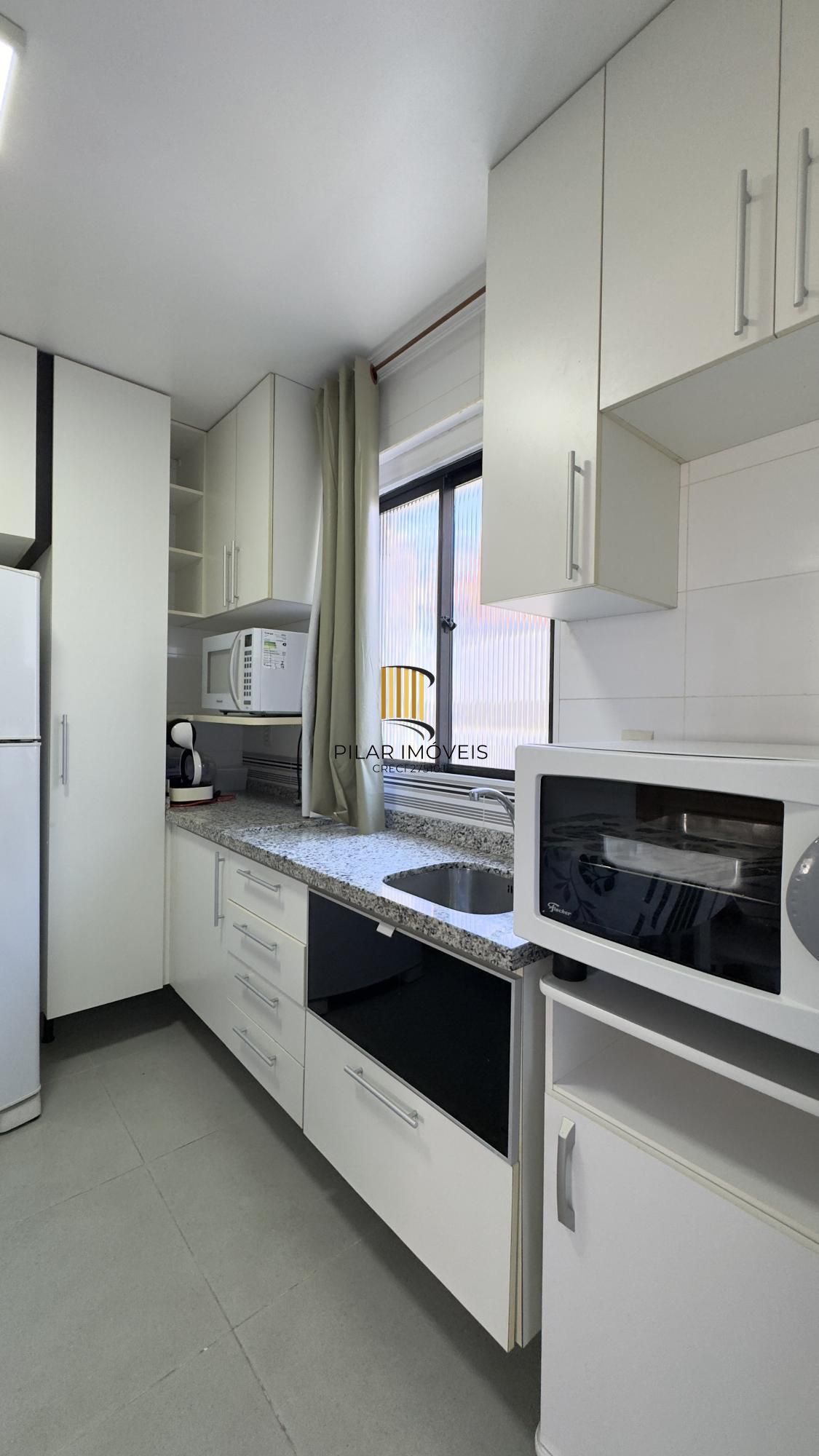 Apartamento mobiliado de 71m², com 2 dormitórios, sendo 1 suíte e vaga no Centro