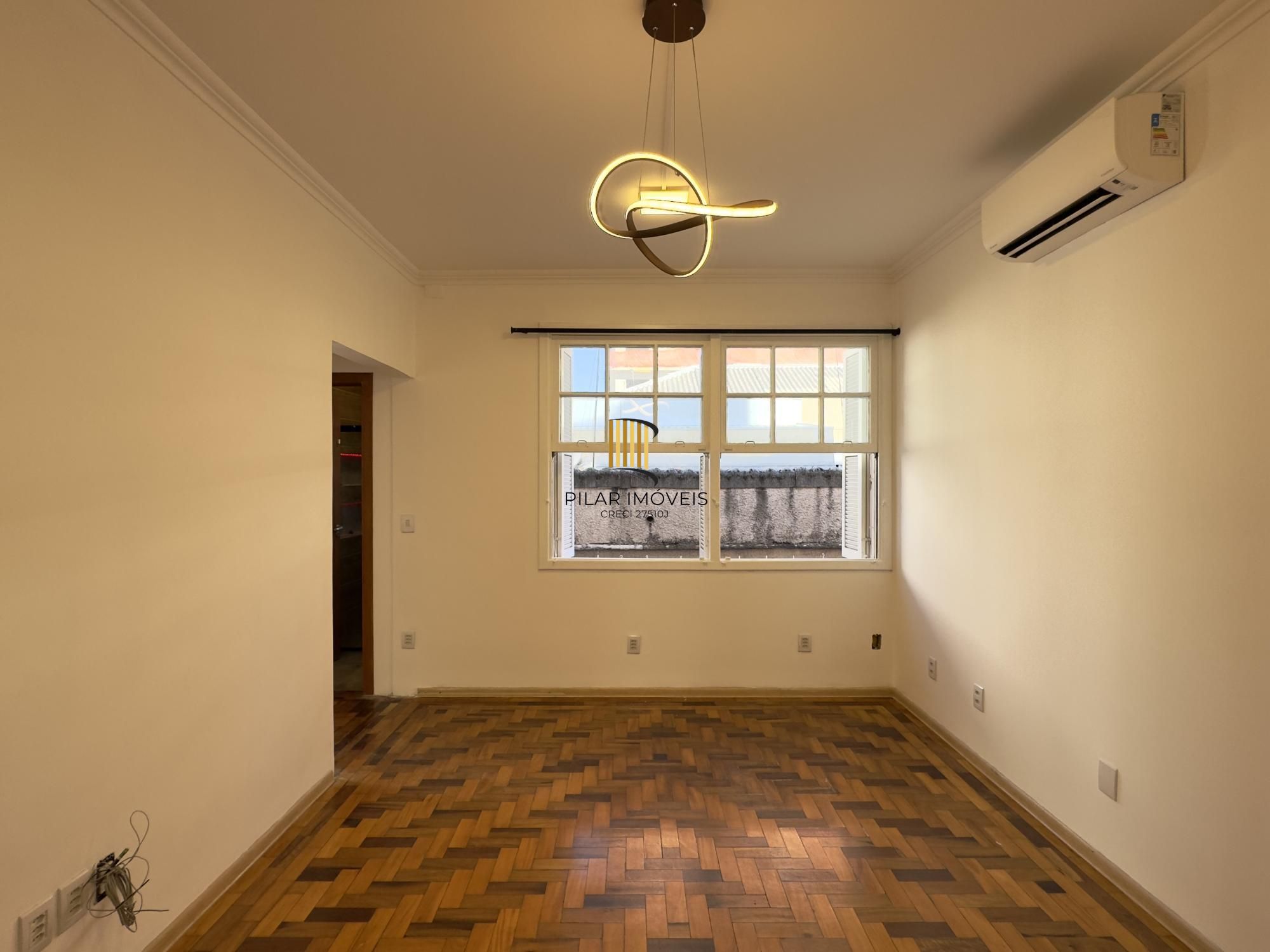 Apartamento reformado de 67m², 2 dormitórios com peças amplas na Praia de Belas