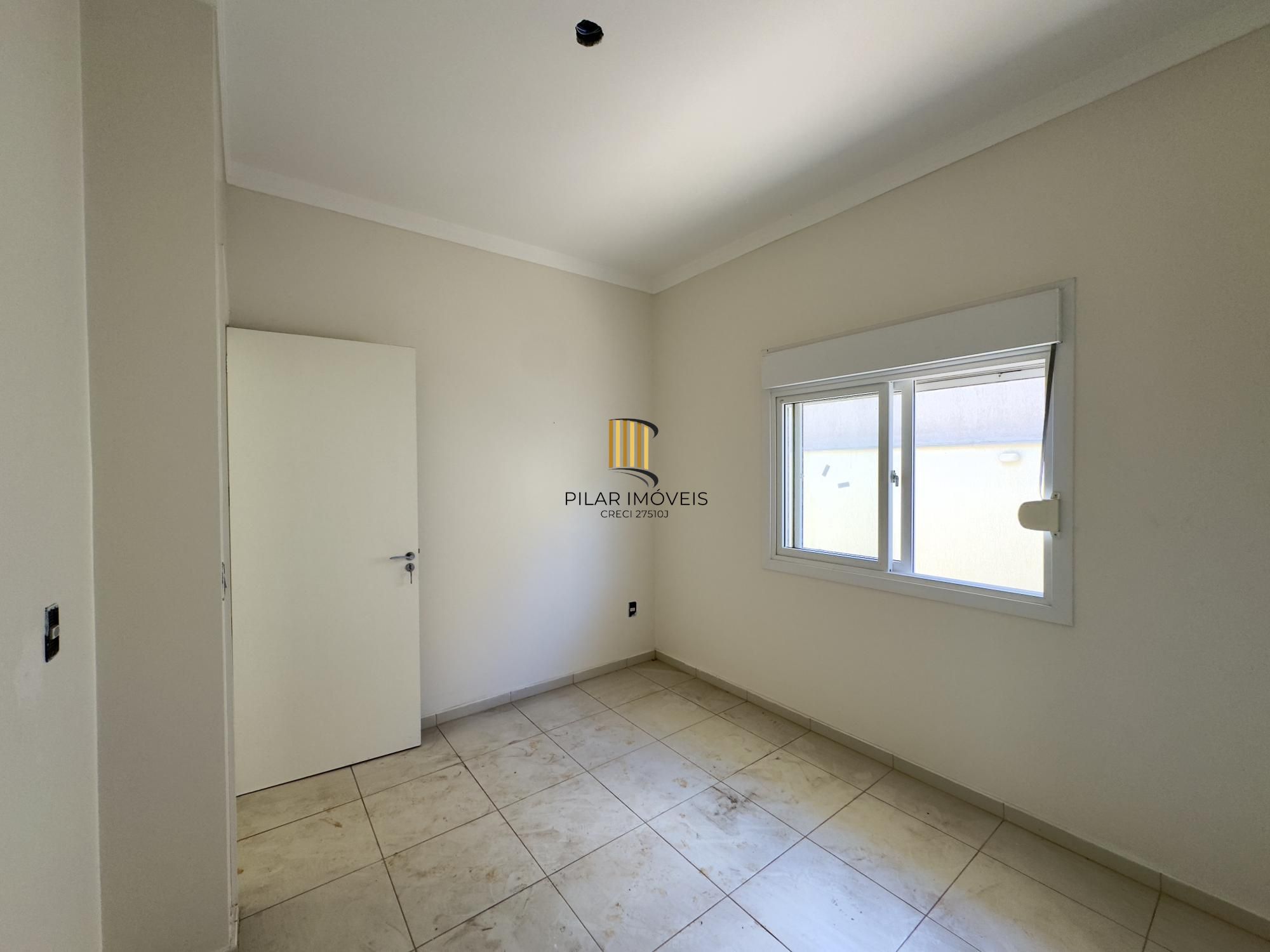 Casa em condomínio com 2 dormitórios, vaga de garagem e churrasqueira na Olaria