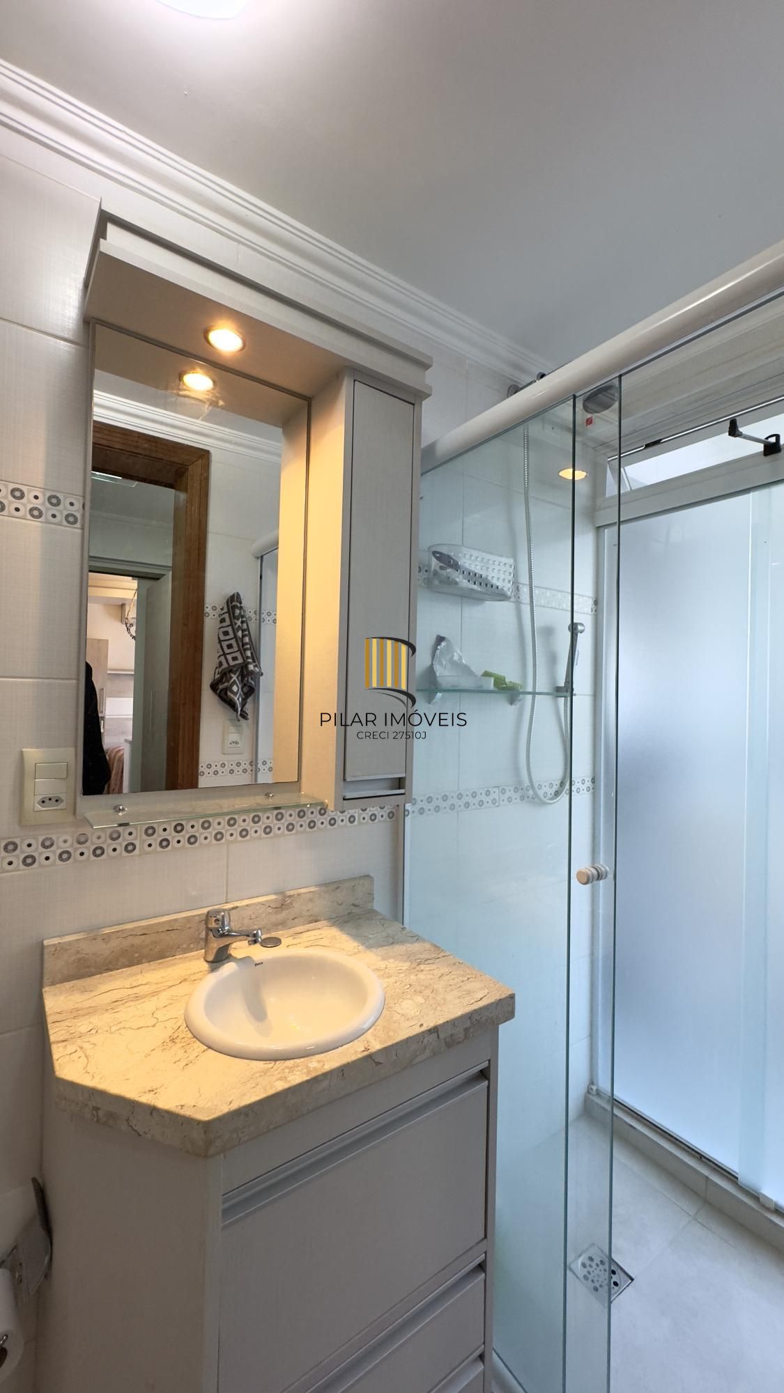 Apartamento mobiliado de 71m², com 2 dormitórios, sendo 1 suíte e vaga no Centro