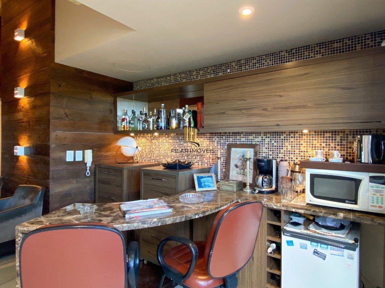 Sala mobiliada, com churrasqueira para happy hour e vista para o Guaíba