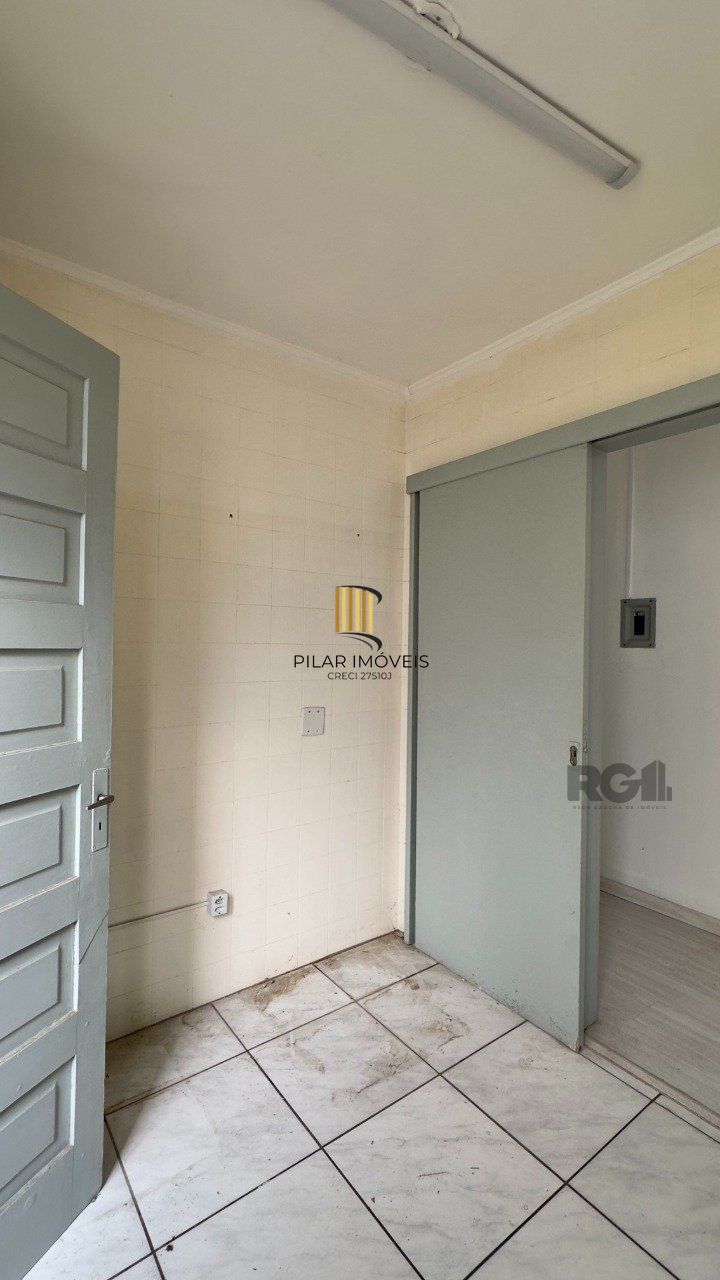 Apartamento 2 dormitórios ensolarado, com vaga de garagem no Menino Deus