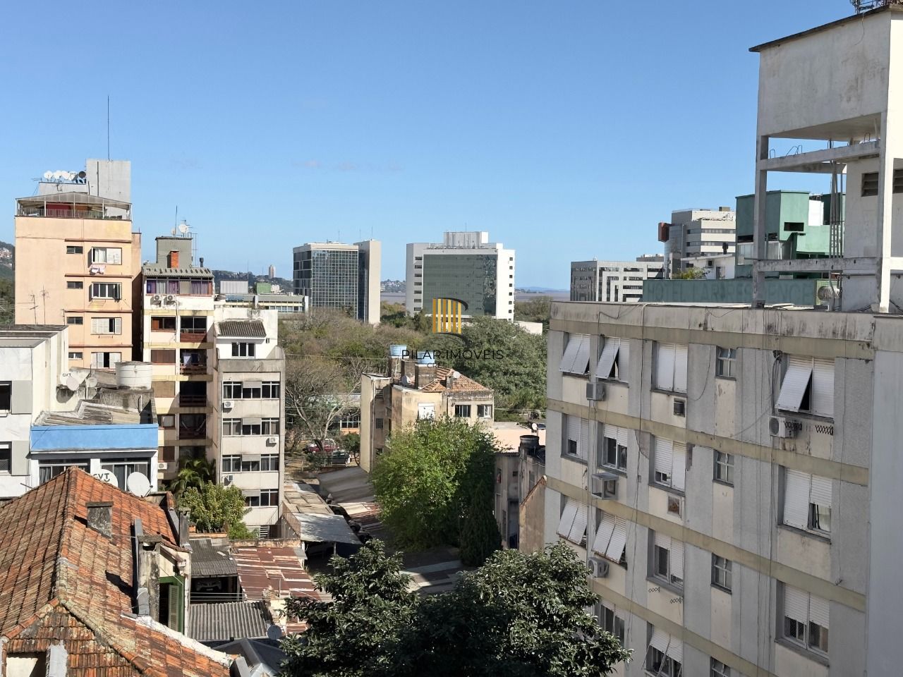 APARTAMENTO 2 DORMITÓRIOS COM LAVABO E VISTA DEFINIDA NO CENTRO HISTÓRICO