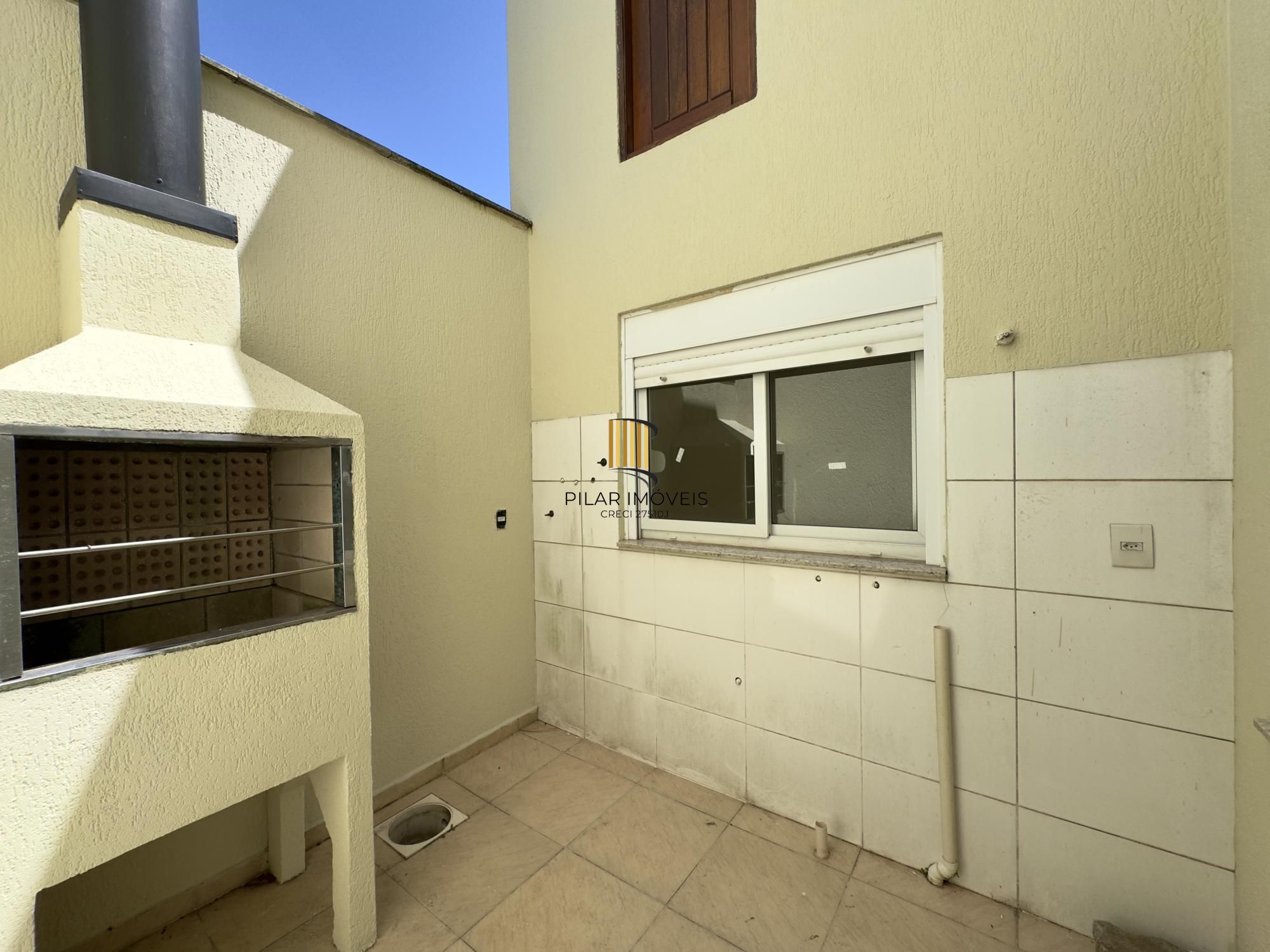 Casa em condomínio com 2 dormitórios, vaga de garagem e churrasqueira na Olaria