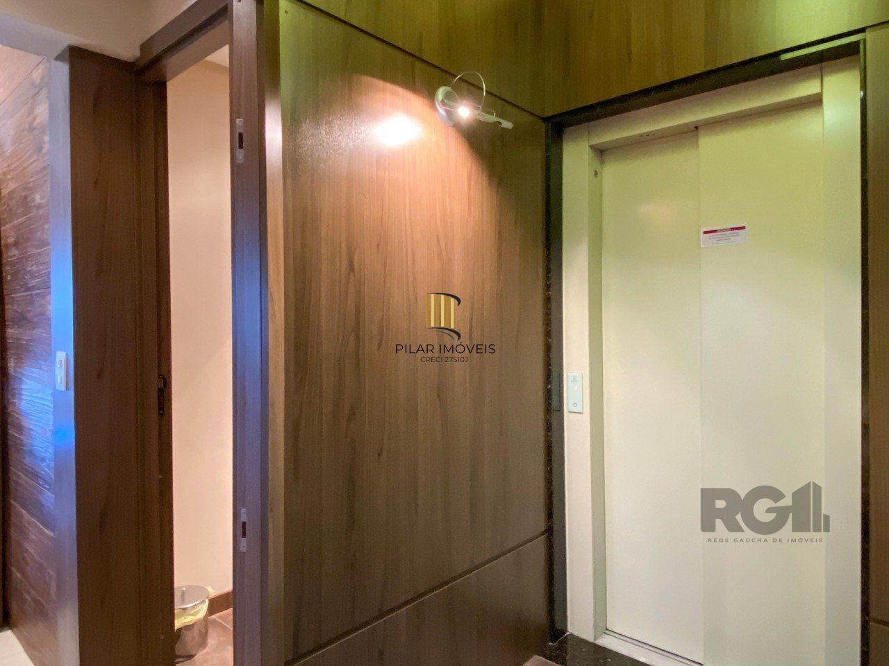 Sala mobiliada, com churrasqueira para happy hour e vista para o Guaíba