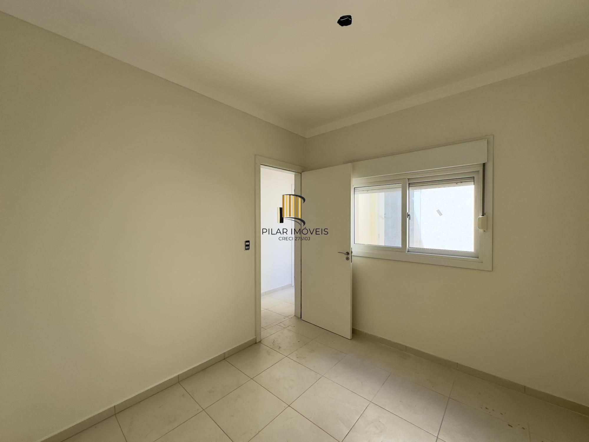 Casa em condomínio com 2 dormitórios, vaga de garagem e churrasqueira na Olaria