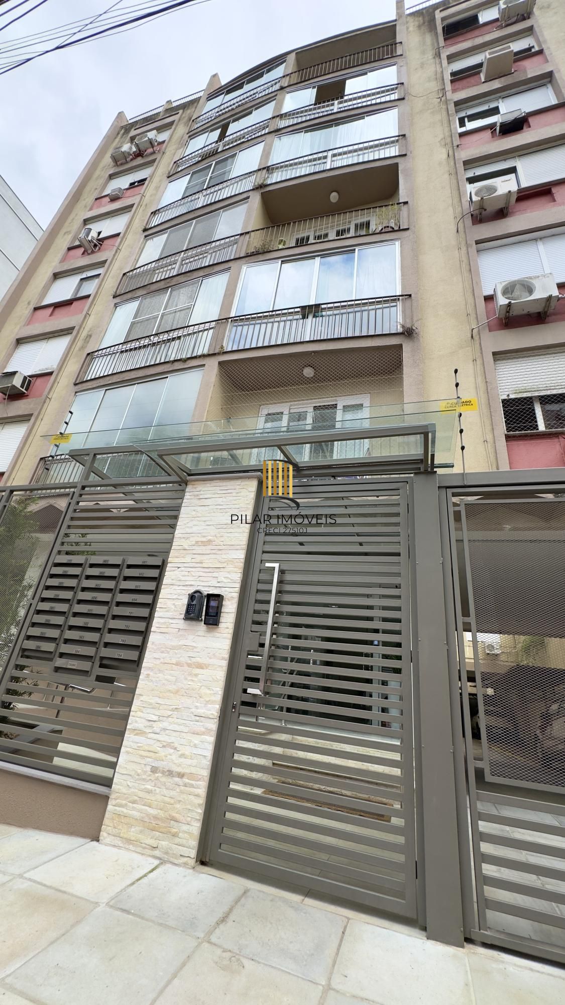 Apartamento 2 dormitórios, reformado e ensolarado no Centro Histórico