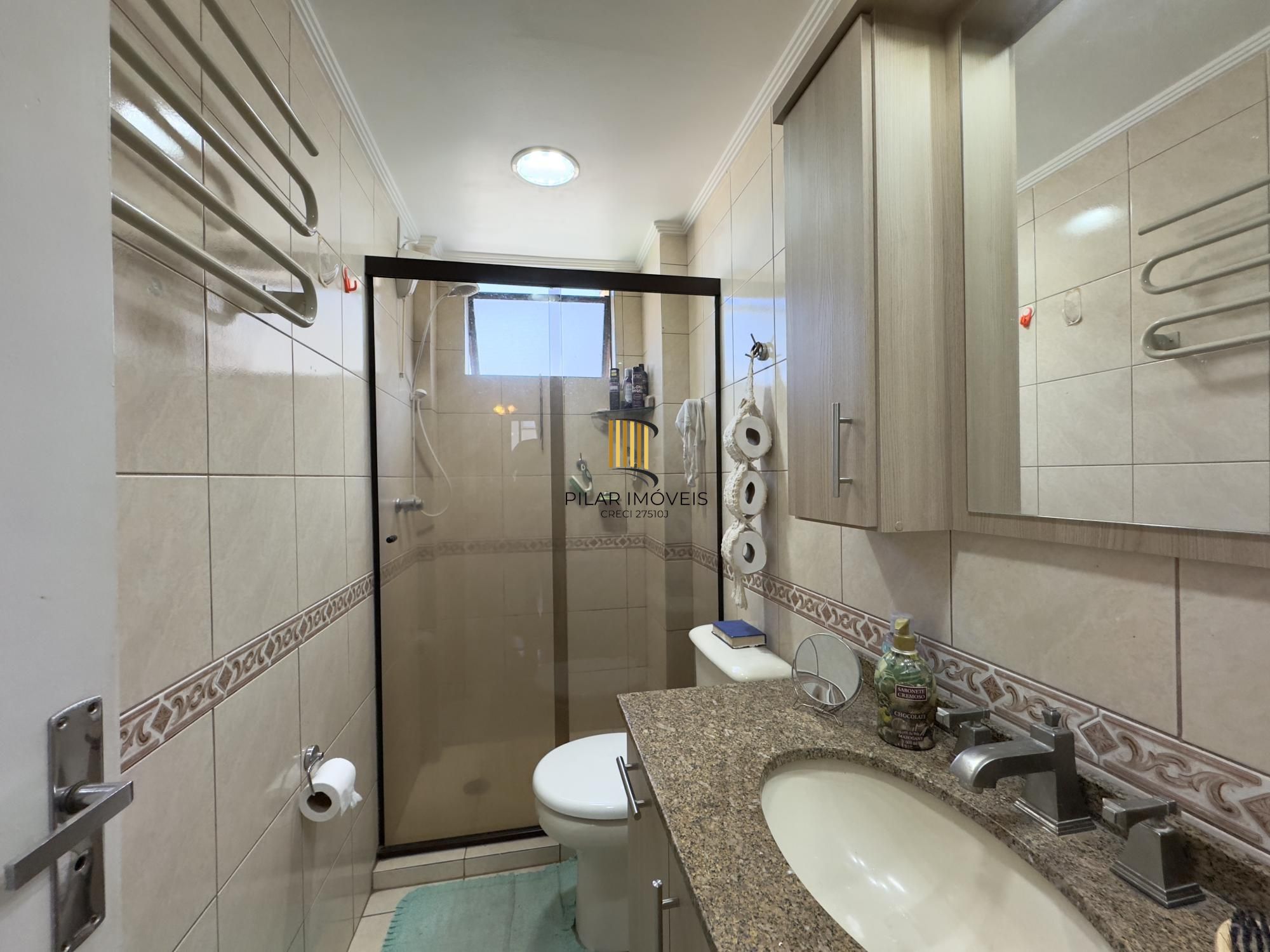 Apartamento semimobiliado 2 dormitórios com vaga de garagem no Centro Histórico