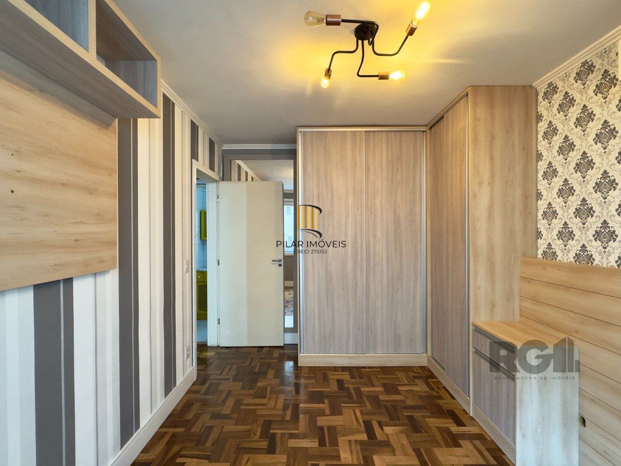 APARTAMENTO 2 DORMITÓRIOS SEMIMOBILIADO E REFORMADO NO CENTRO HISTÓRICO