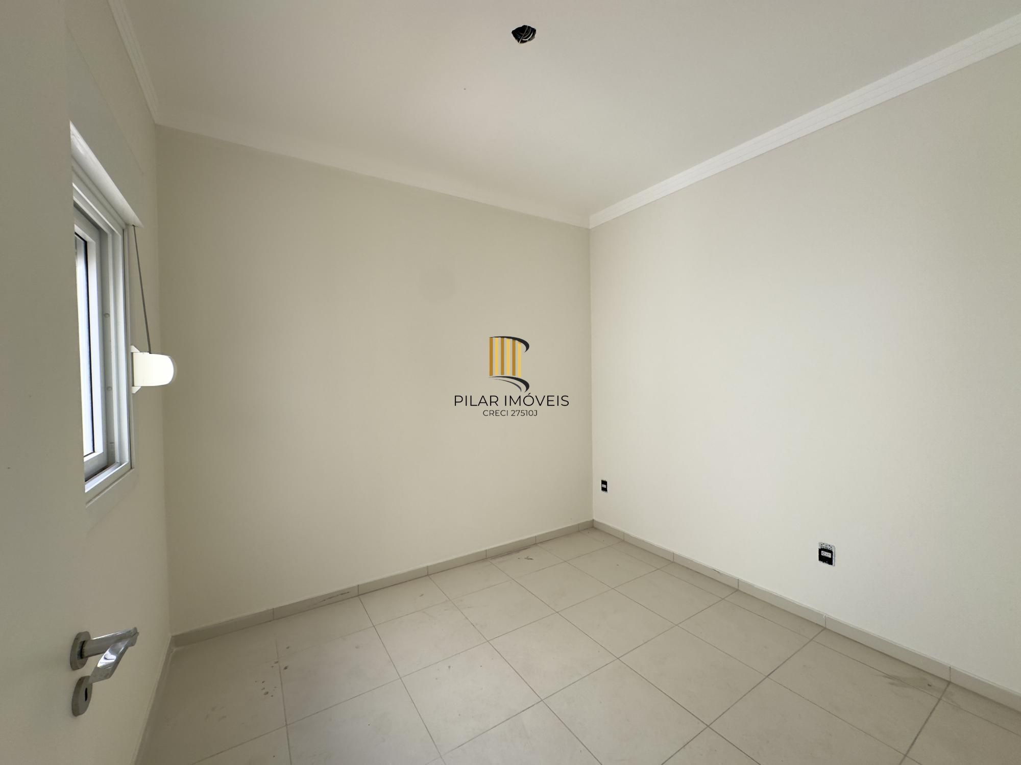 Casa em condomínio com 2 dormitórios, vaga de garagem e churrasqueira na Olaria