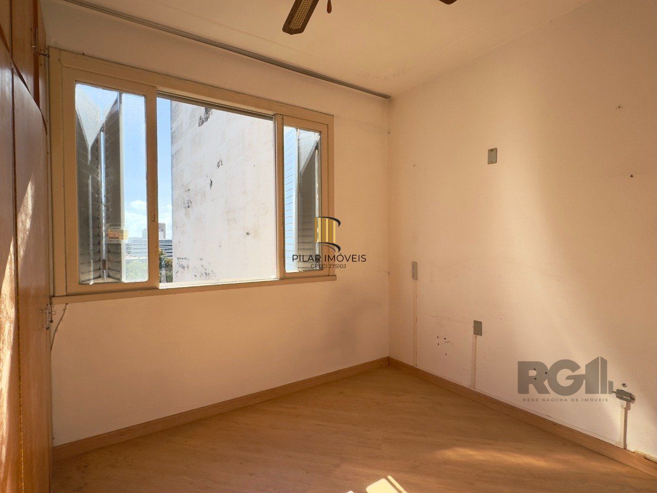 APARTAMENTO MOBILIADO DE 2 DORMITÓRIOS, TOTALMENTE REFORMADO, NO CENTRO HISTÓRICO