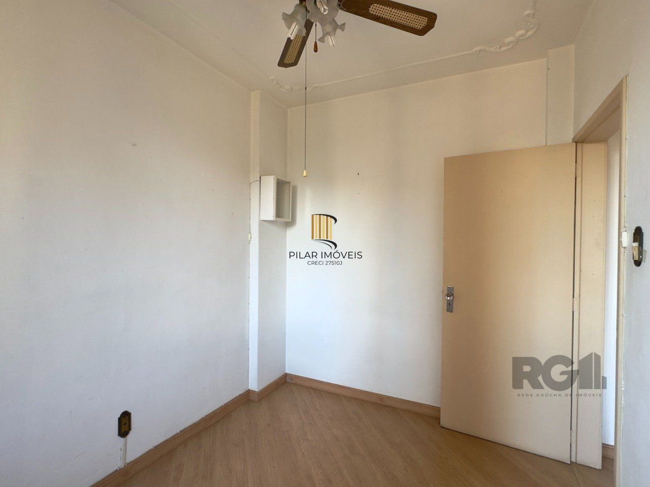 APARTAMENTO MOBILIADO DE 2 DORMITÓRIOS, TOTALMENTE REFORMADO, NO CENTRO HISTÓRICO