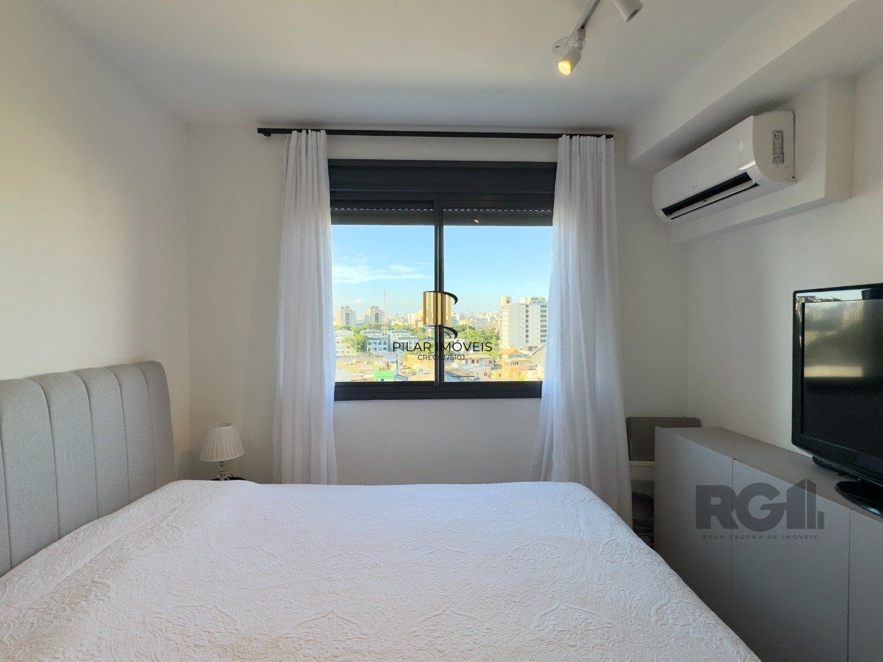 APARTAMENTO MOBILIADO 2 DORMITÓRIOS TRANSFORMADO EM 1 DORMITÓRIO, JUNTO AO MENINO DEUS