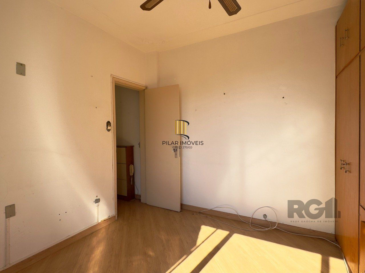 APARTAMENTO MOBILIADO DE 2 DORMITÓRIOS, TOTALMENTE REFORMADO, NO CENTRO HISTÓRICO
