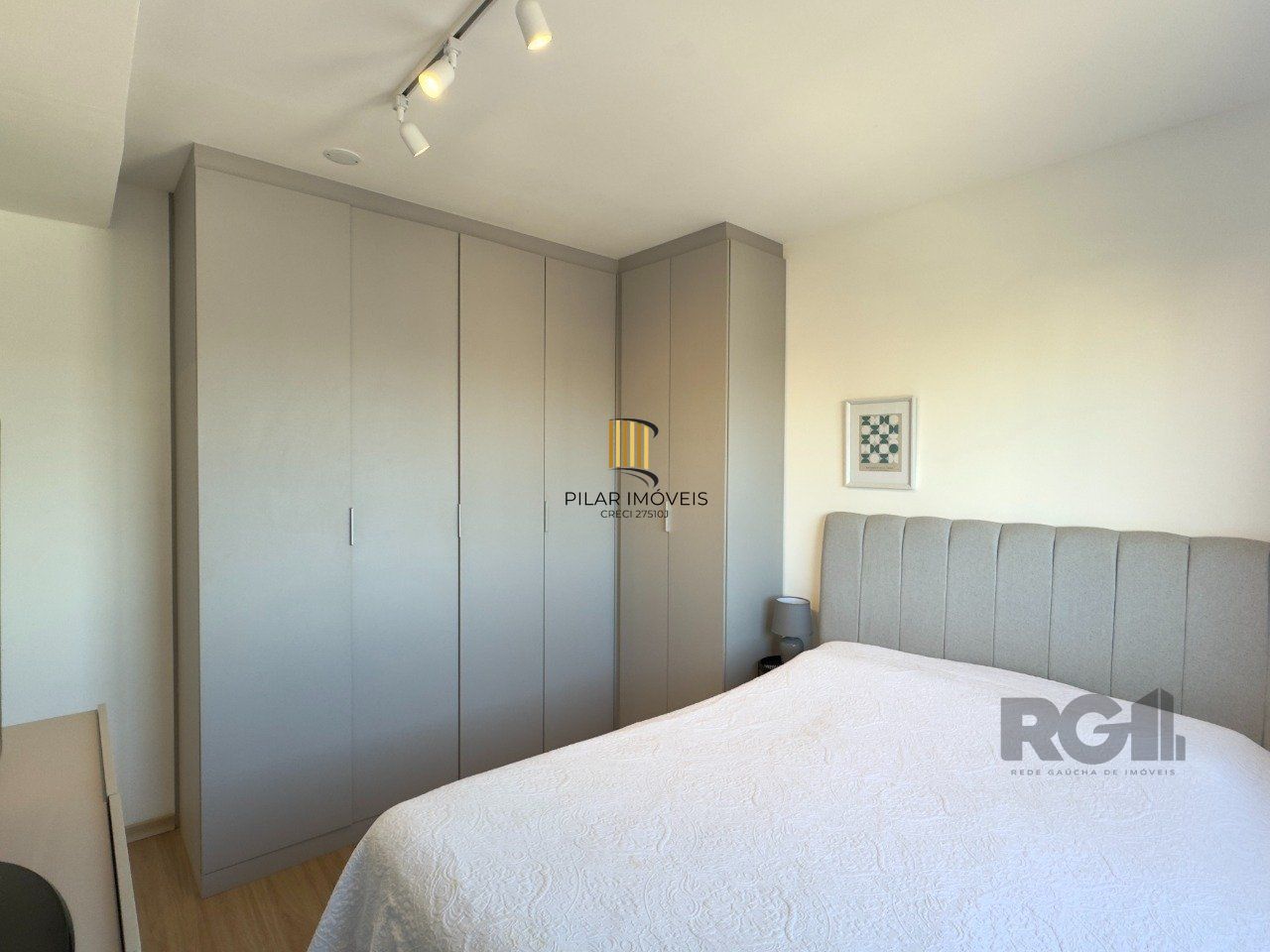 APARTAMENTO MOBILIADO 2 DORMITÓRIOS TRANSFORMADO EM 1 DORMITÓRIO, JUNTO AO MENINO DEUS