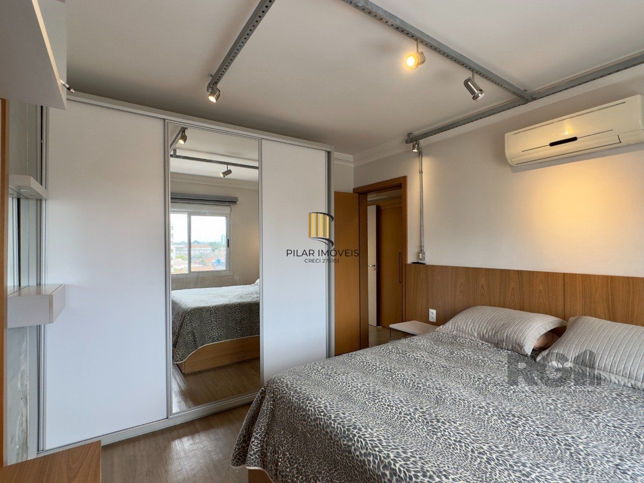 APARTAMENTO MOBILIADO COM PLANTA DIFERENCIADA E ÓTIMA LOCALIZAÇÃO