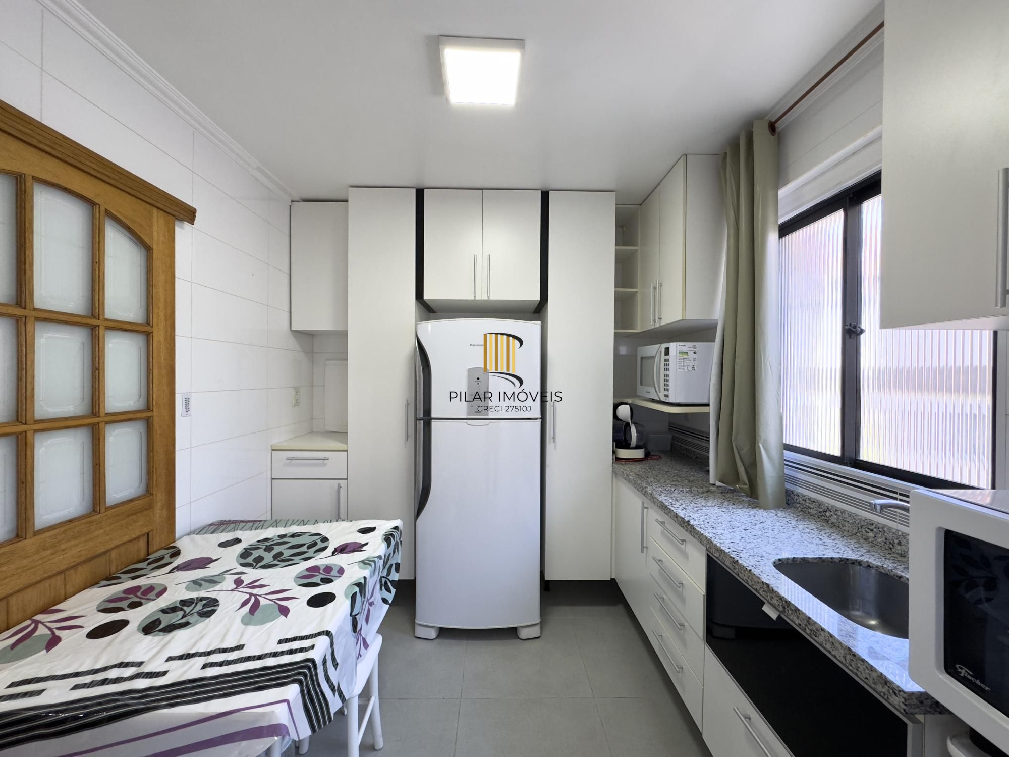 Apartamento mobiliado de 71m², com 2 dormitórios, sendo 1 suíte e vaga no Centro