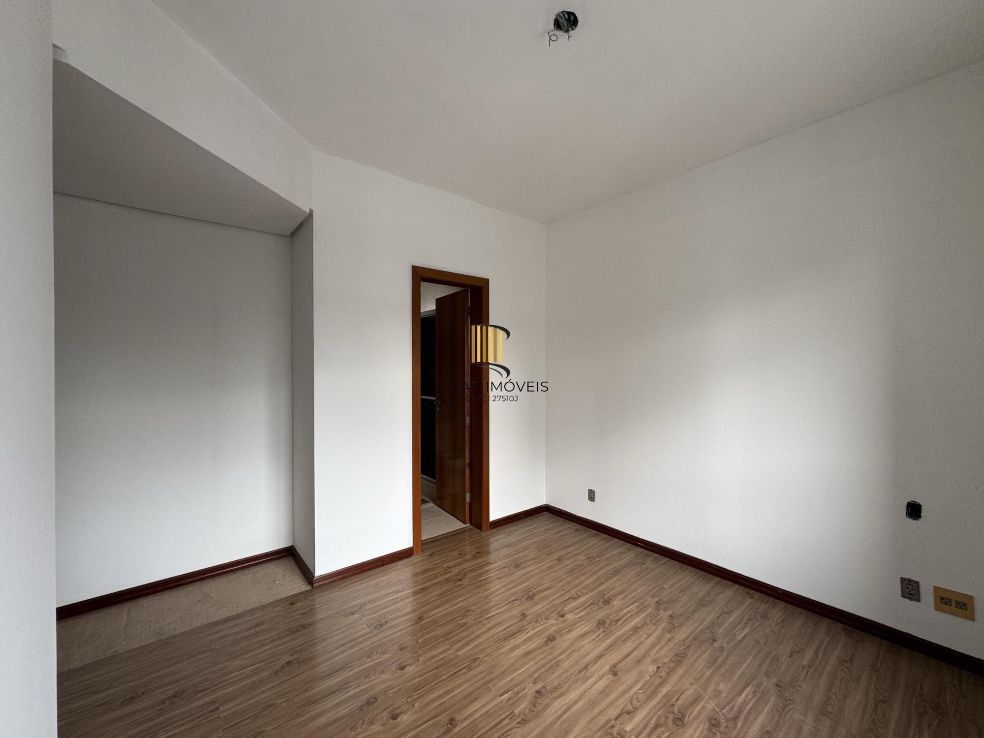 Apartamento 3 dormitórios com sacada, suíte e vaga de garagem no Menino Deus